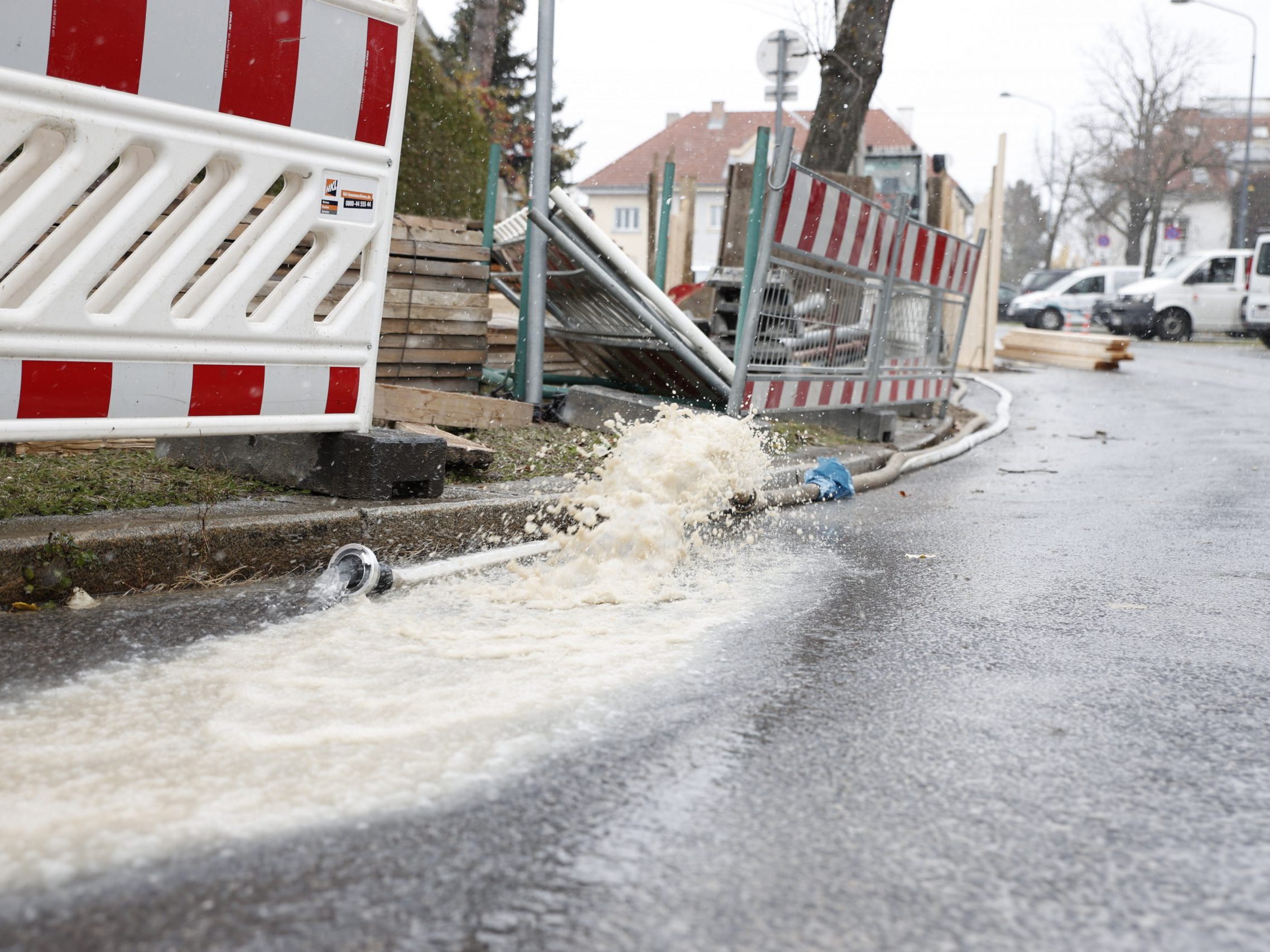 Diese Woche platzte ein Wasserrohr. Es kam zu Schäden in Wien. Diese Woche platzte ein Wasserrohr. Es kam zu Schäden in Wien.