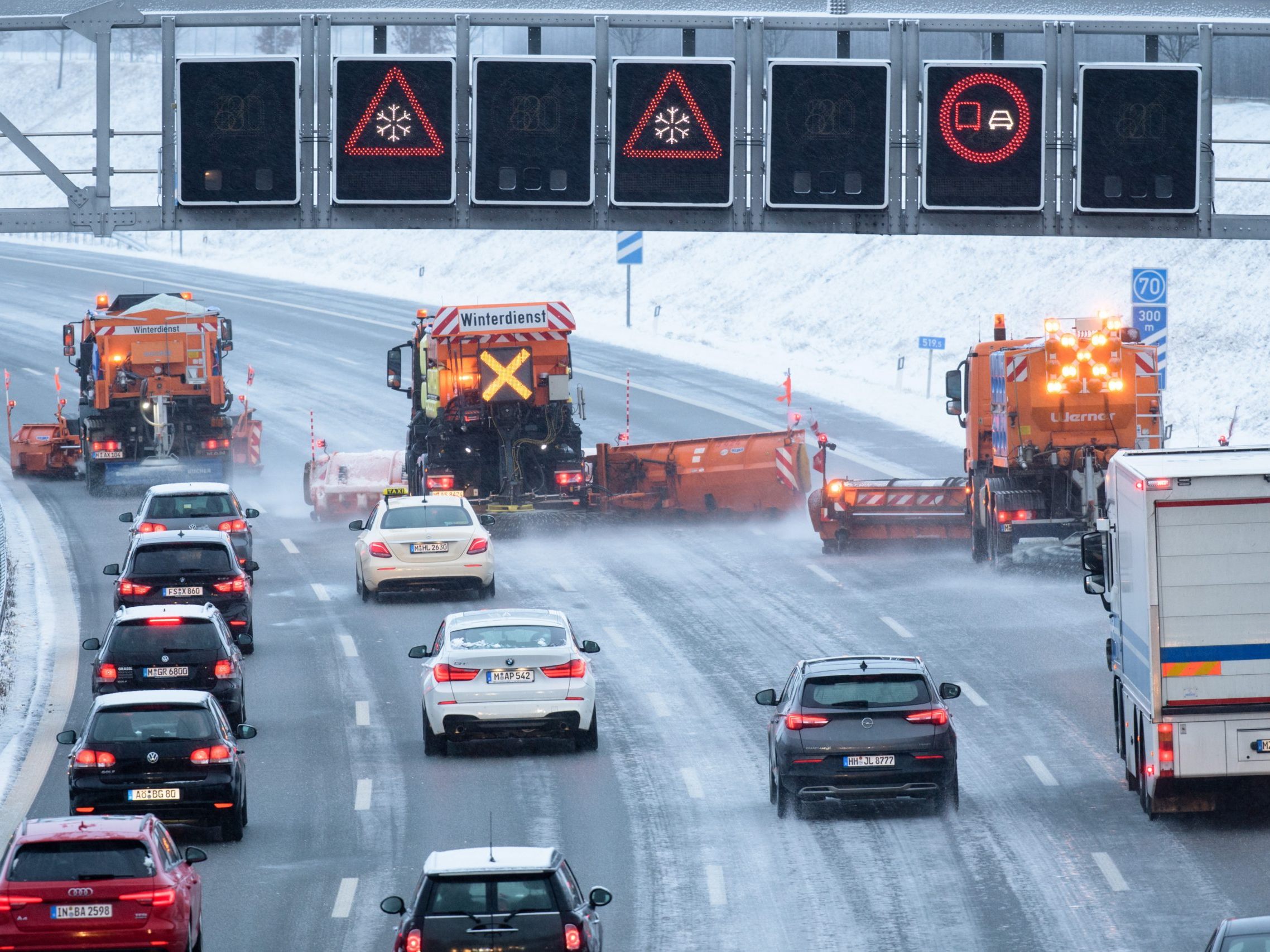 Der Wintereinbruch sorgte am Samstag für viele Probleme auf Österreichs Straßen.