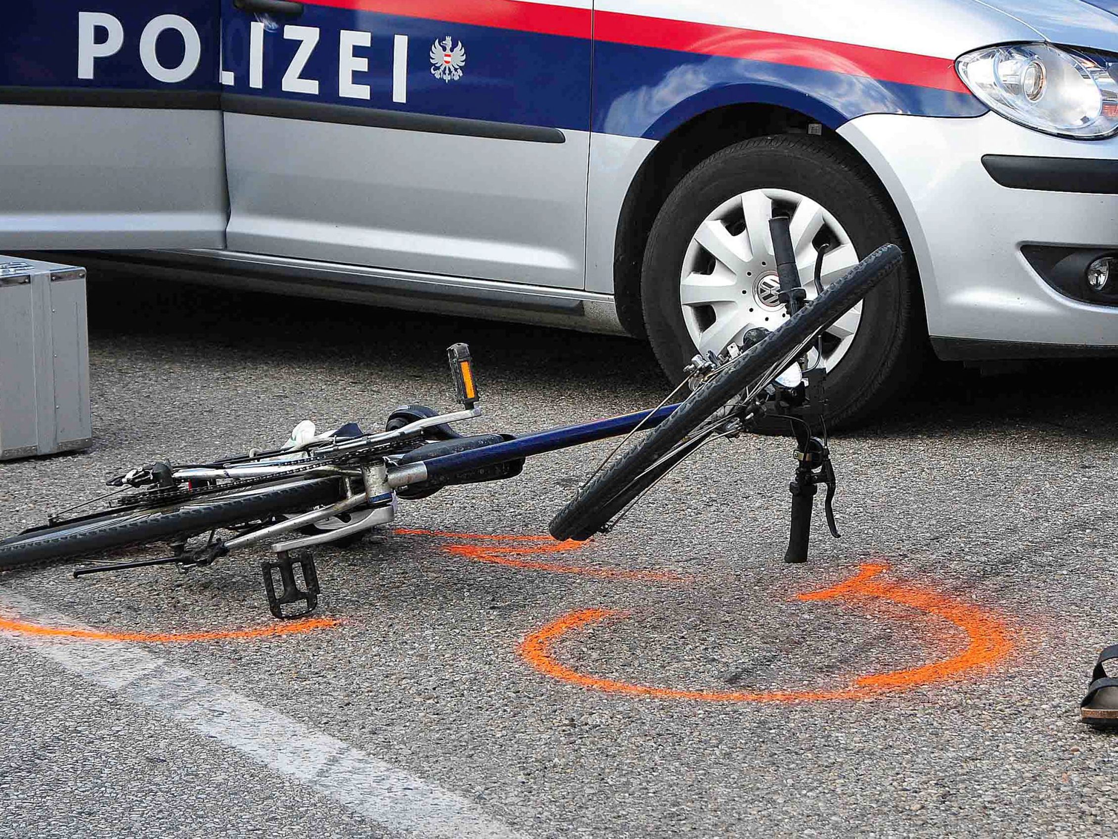 Der Radfahrer erlitt Schnittverletzungen und wurde ins Spital gebracht.