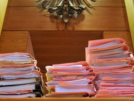 In Tirol steht ein Mann vor Gericht, weil er seinem Vater einen tödlichen Faustschlag verpasst haben soll.