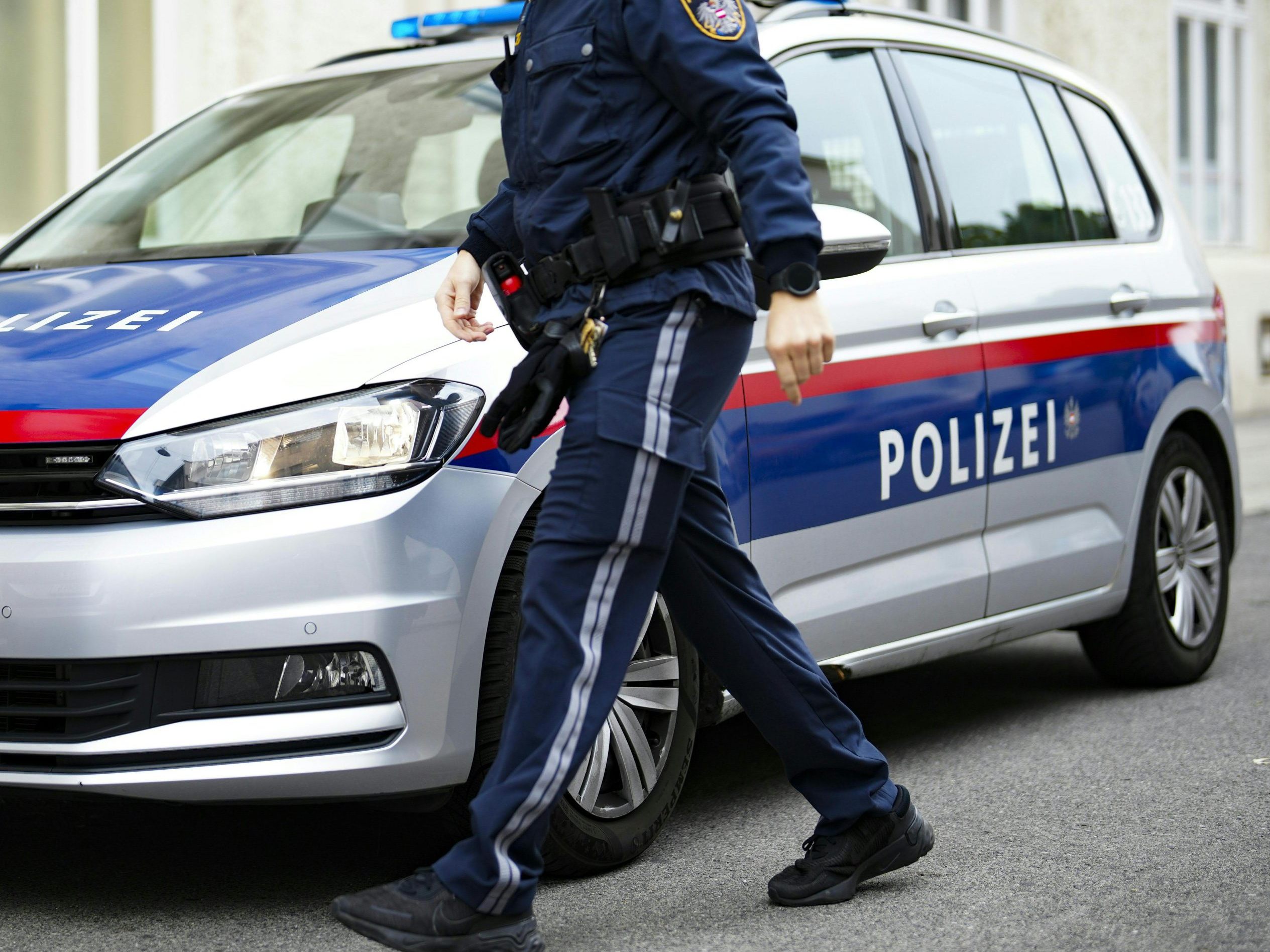 Ein Teenager stach einem Gleichaltrigen in Wien in die Hand. Ein Teenager stach einem Gleichaltrigen in Wien in die Hand.