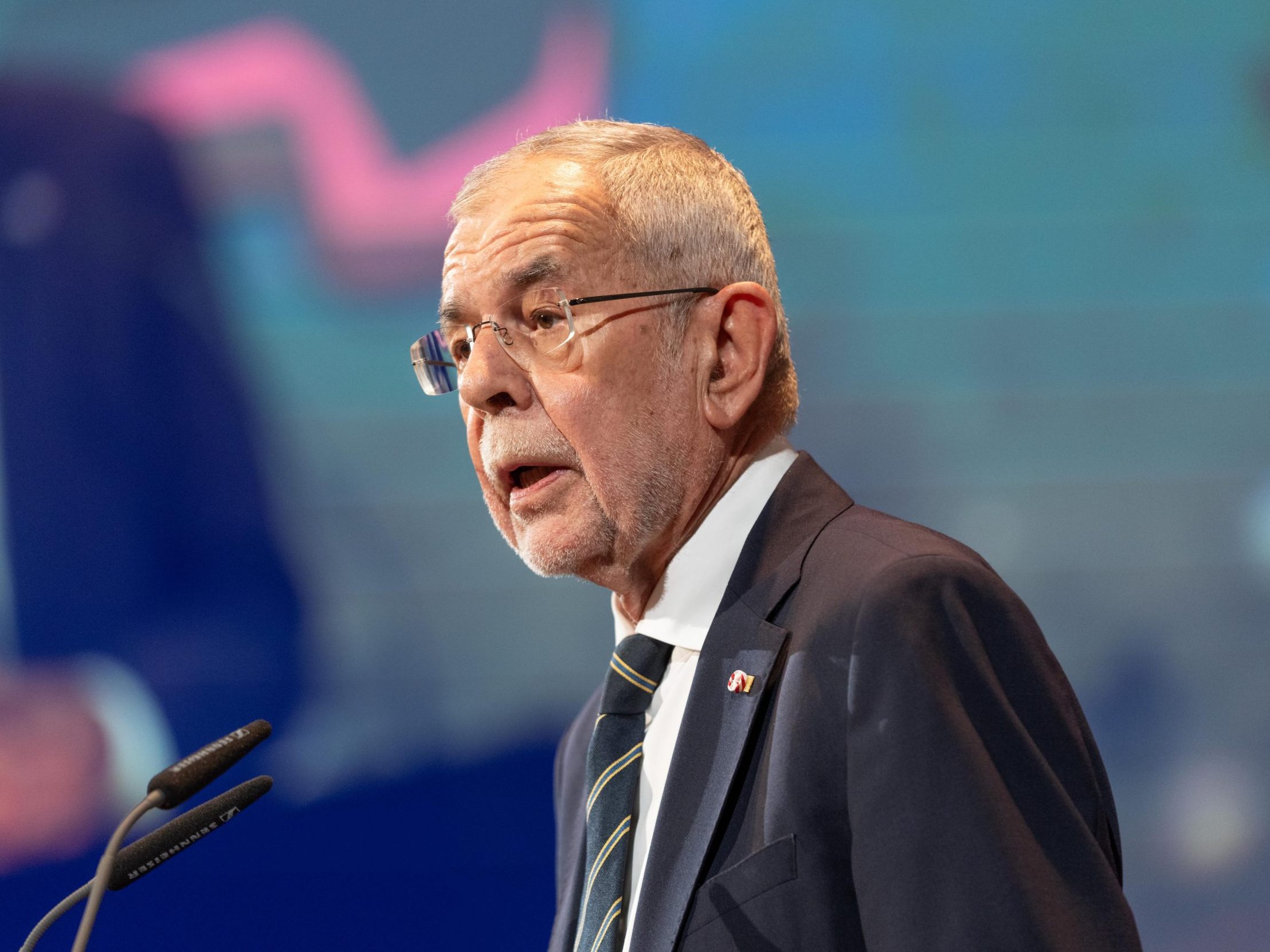Die FPÖ kritisiert die Kosten für die Festspiel-Reisen von Van der Bellen. Die FPÖ kritisiert die Kosten für die Festspiel-Reisen von Van der Bellen.