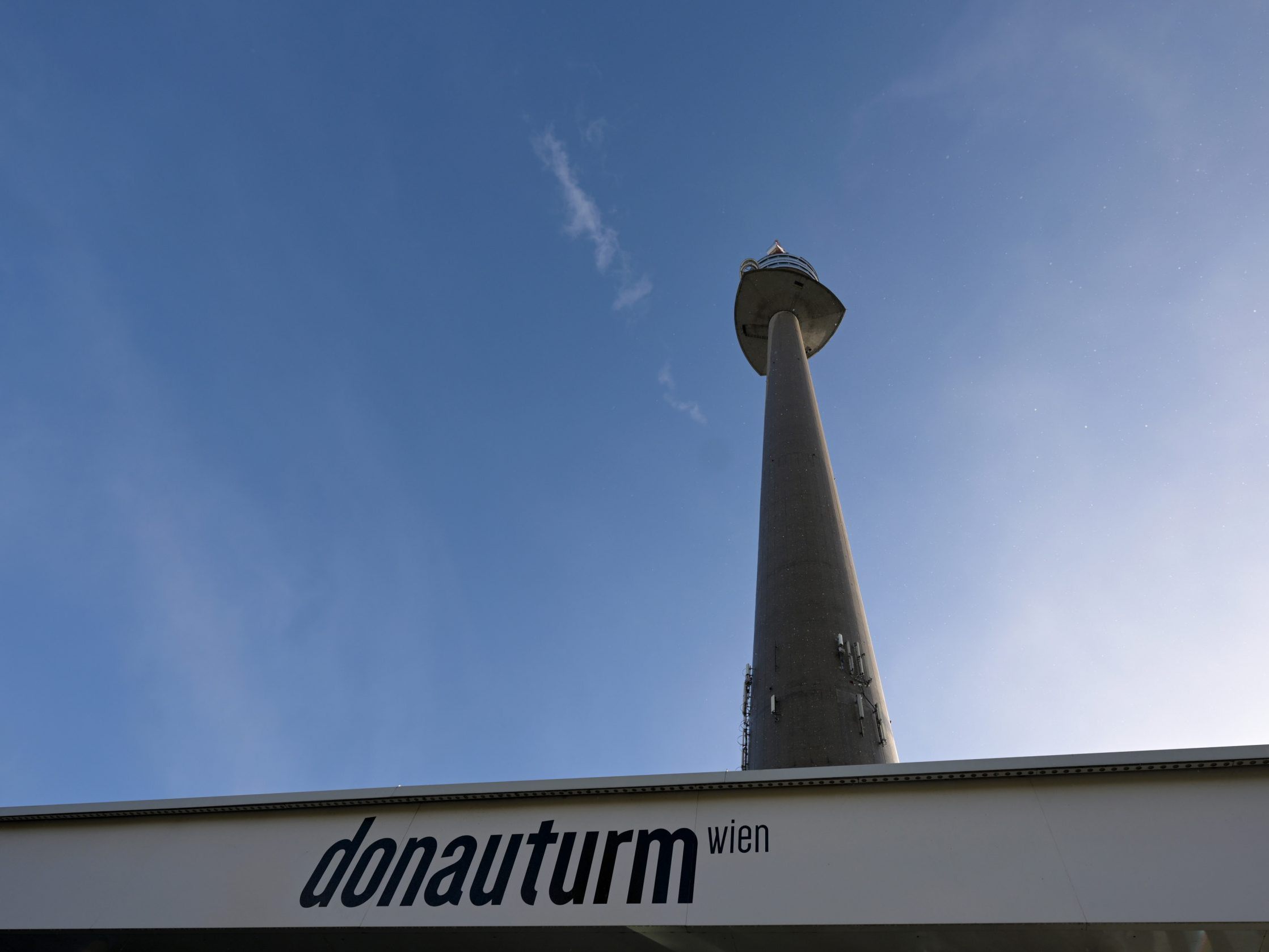 Der Donauturm im 22. Wiener Gemeindebezirk: Das Turm Café dreht sich wieder.