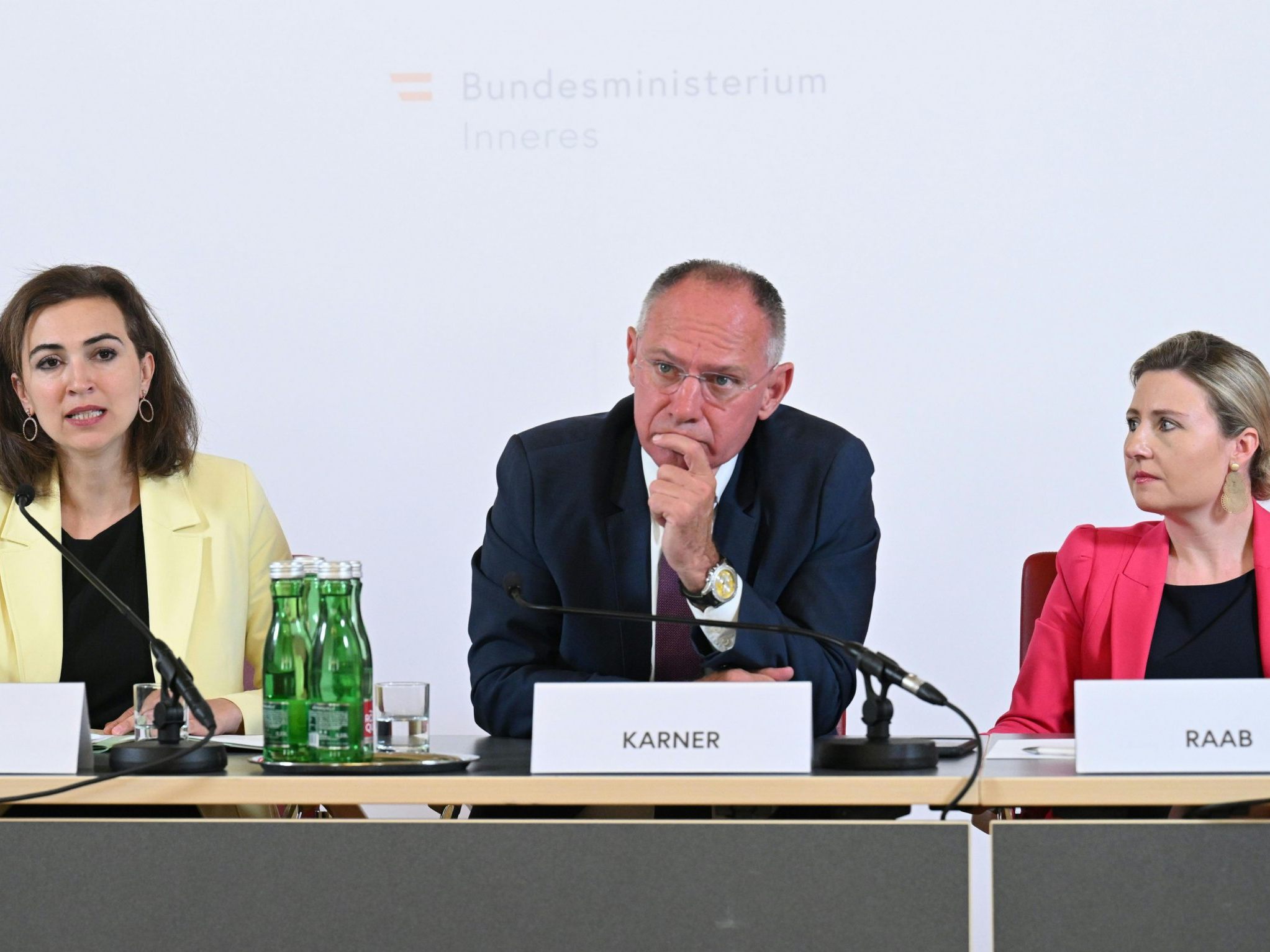 Rund 12.700 Betretungs- und Annäherungsverbote verhängt: Diese Zahlen gaben Zadic, Karner und Raab bekannt. Rund 12.700 Betretungs- und Annäherungsverbote verhängt: Diese Zahlen gaben Zadic, Karner und Raab bekannt.