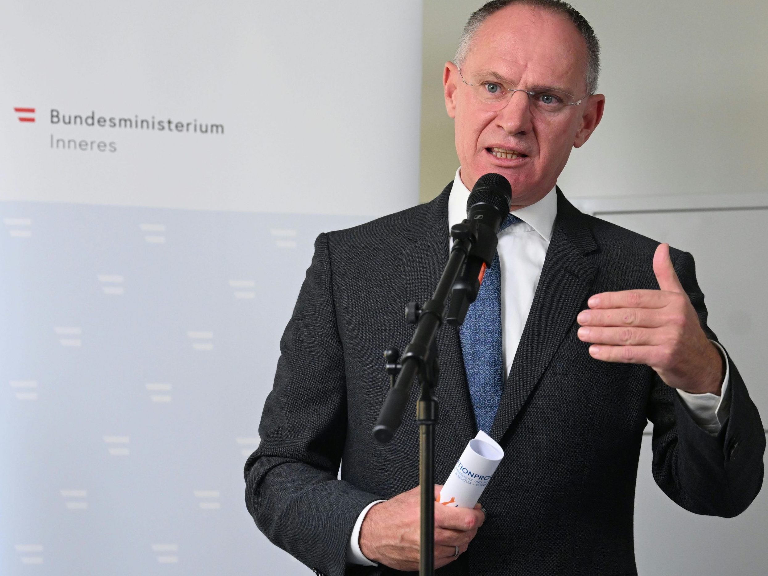 Pressekonferenz zur Ermittlung von Tatverdächtigen.
