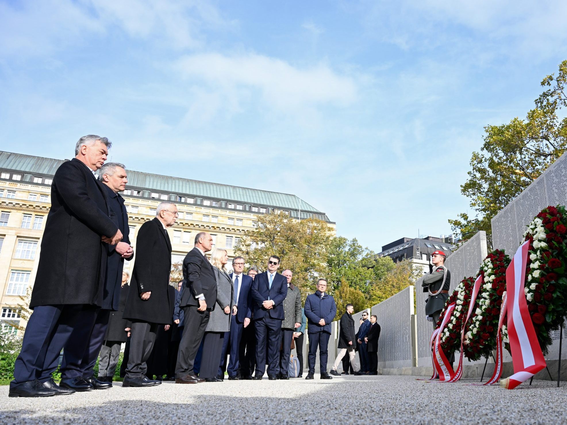 Die Regierung nahm an einer Kranzniederlegung in Gedenken an die Novemberpogrome teil.