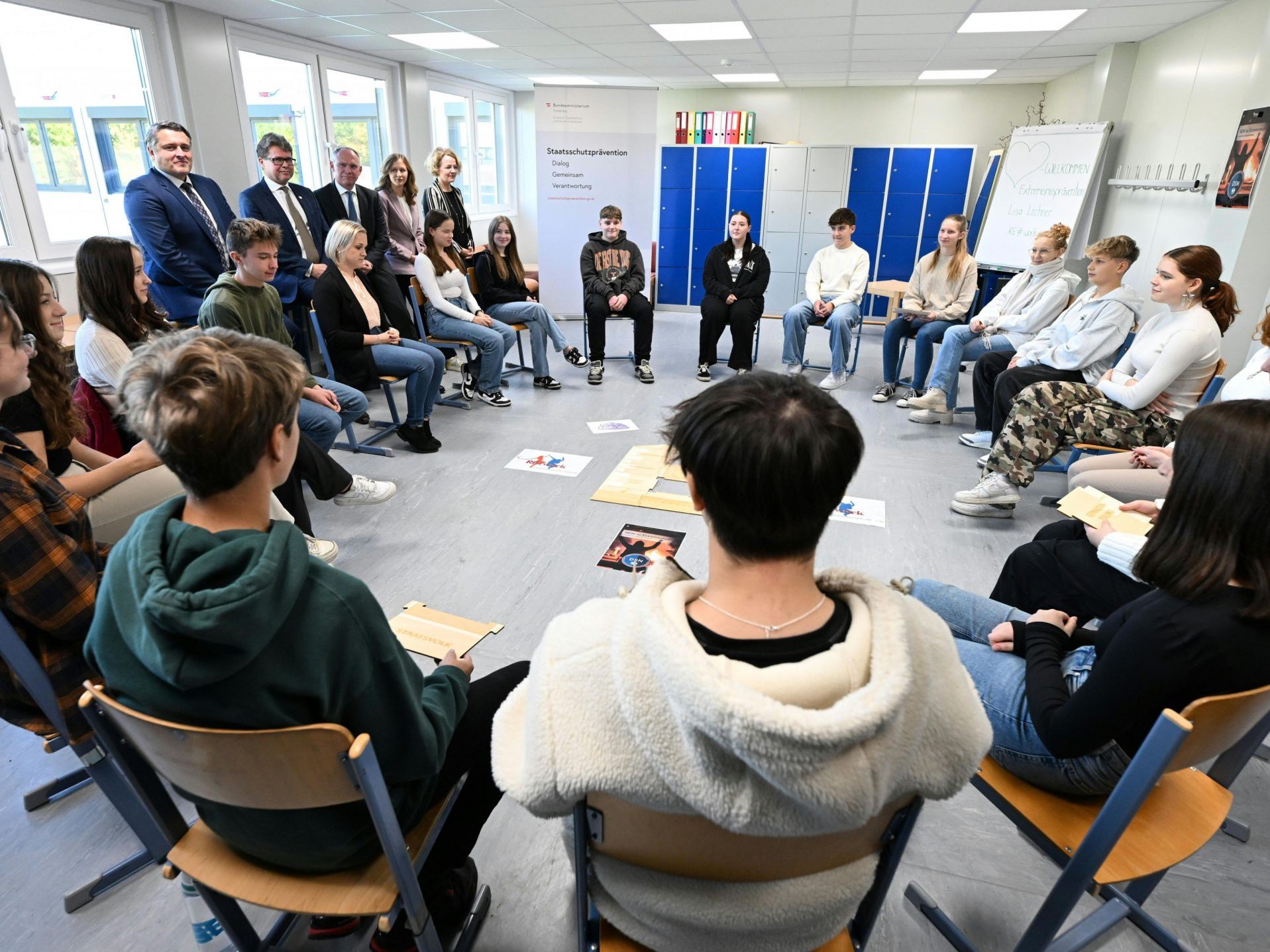 Extremismuspräventionsworkshops sollen in Schulen sensibilisieren. Extremismuspräventionsworkshops sollen in Schulen sensibilisieren.