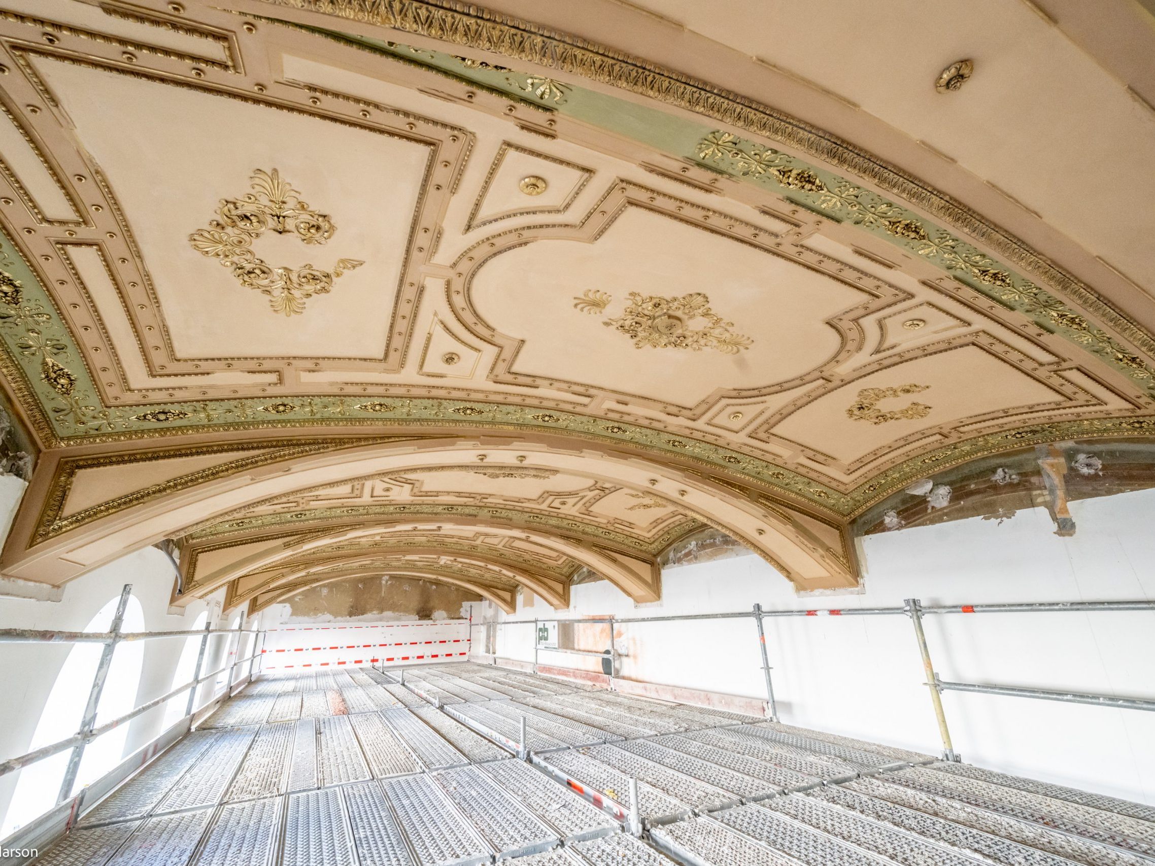 Historische Stuckdecke im Wiener Palais Ephrussi freigelegt. Historische Stuckdecke im Wiener Palais Ephrussi freigelegt.