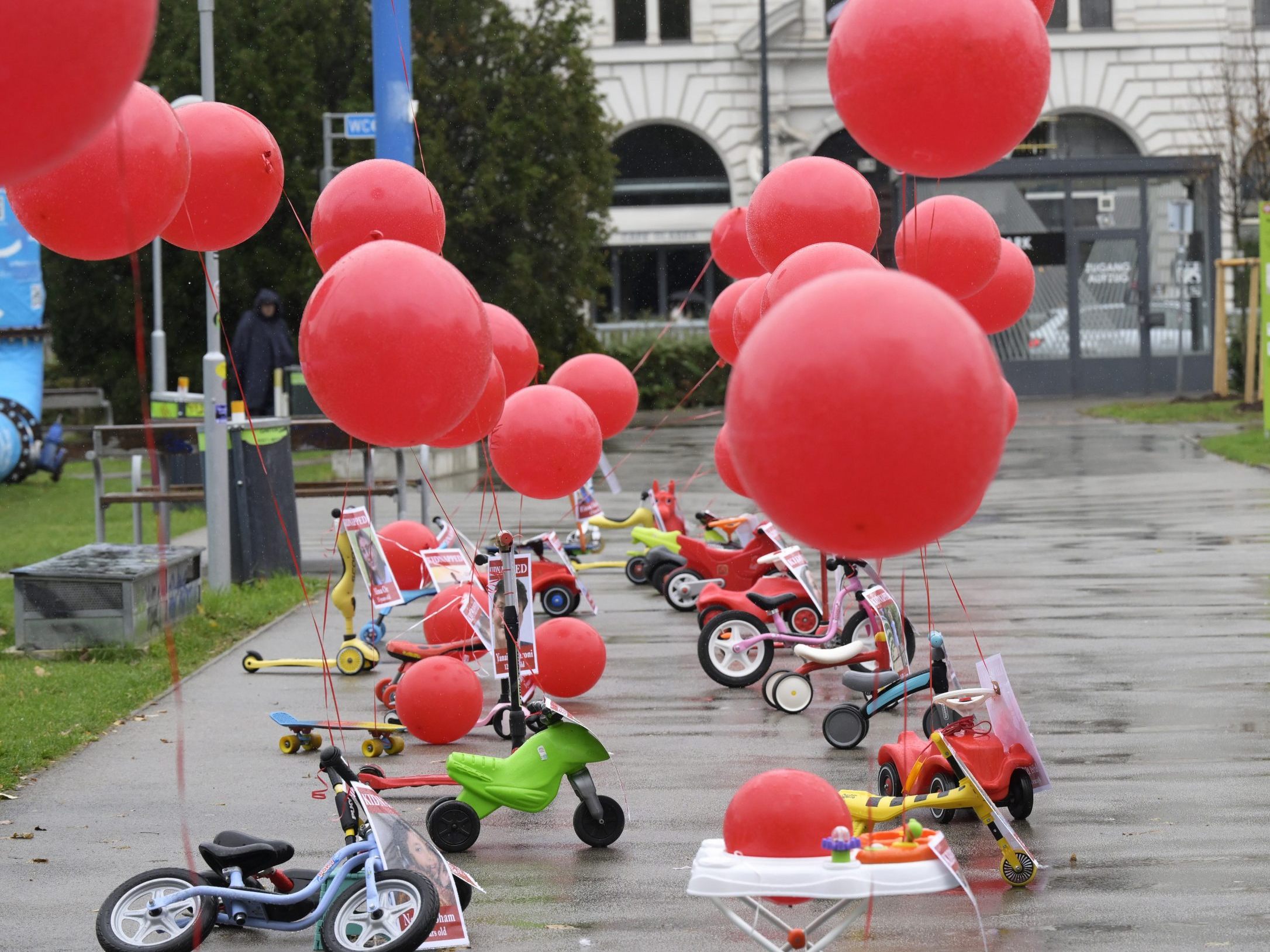 Luftballons und Kinderfahrzeuge im Rahmen einer Kundgebung in Wien.