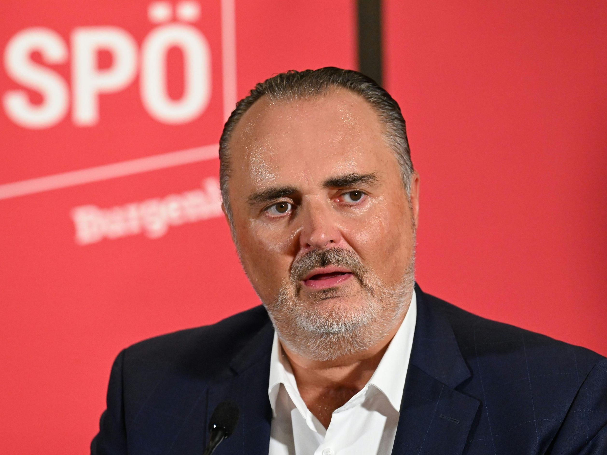 Burgenlands Landeshauptmann Hans Peter Doskozil (SPÖ) muss sich erneut einer Kehlkopf-Operation unterziehen.