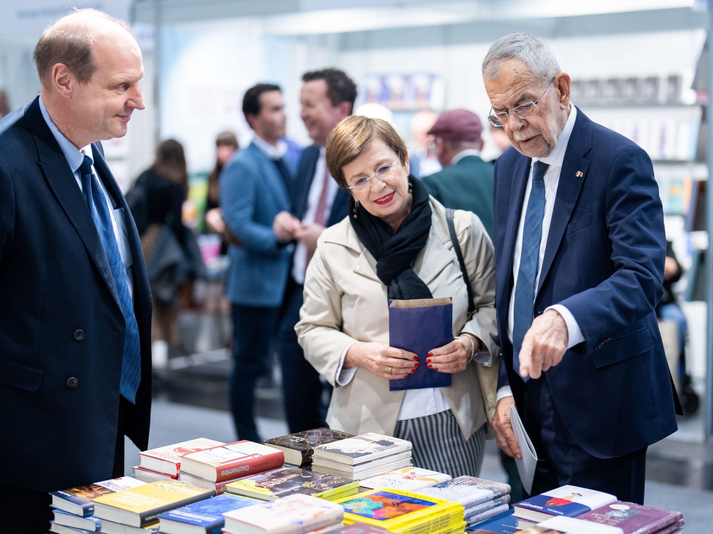 Auch der Bundespräsident stattete der Buchmesse einen Besuch ab. Auch der Bundespräsident stattete der Buchmesse einen Besuch ab.