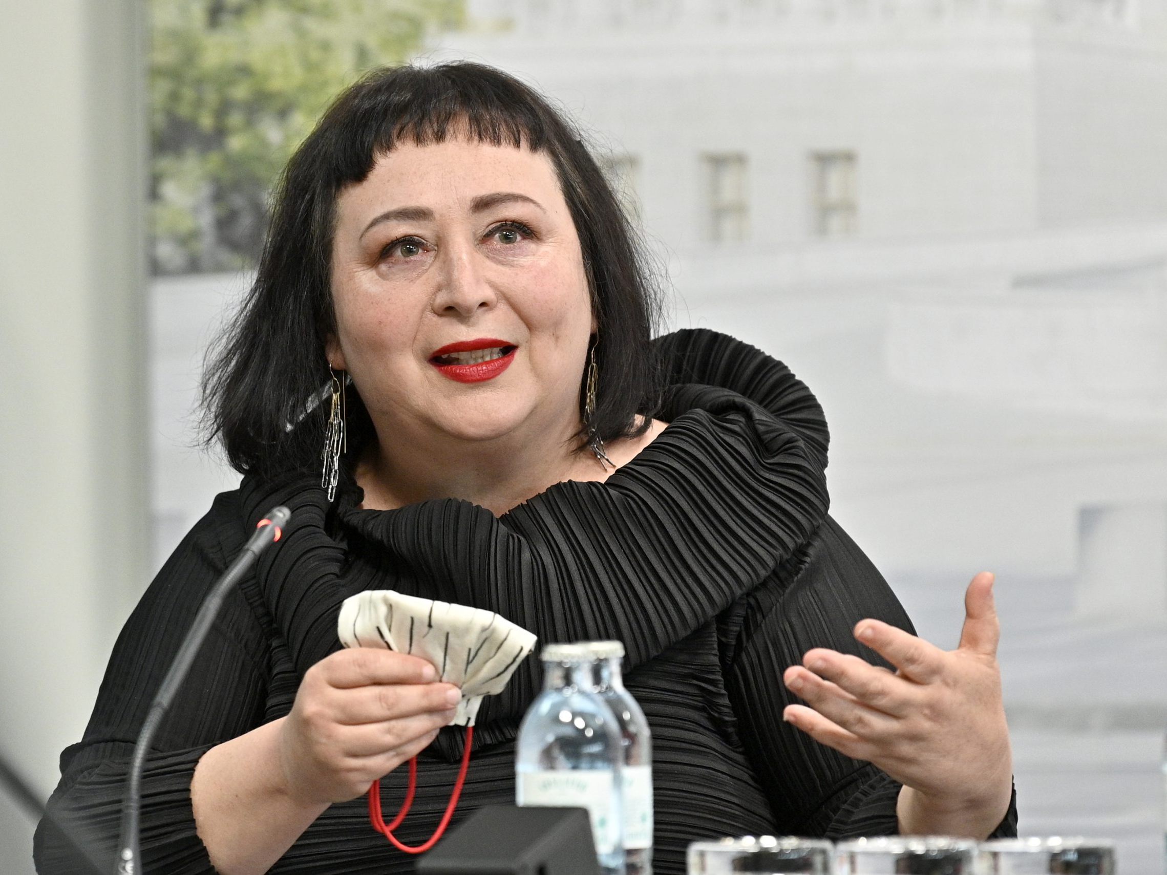 Julya Rabinowichs neues Buch heißt "Momente wie diese - 40 Geschichten aus 40 Jahren Donauinselfest".