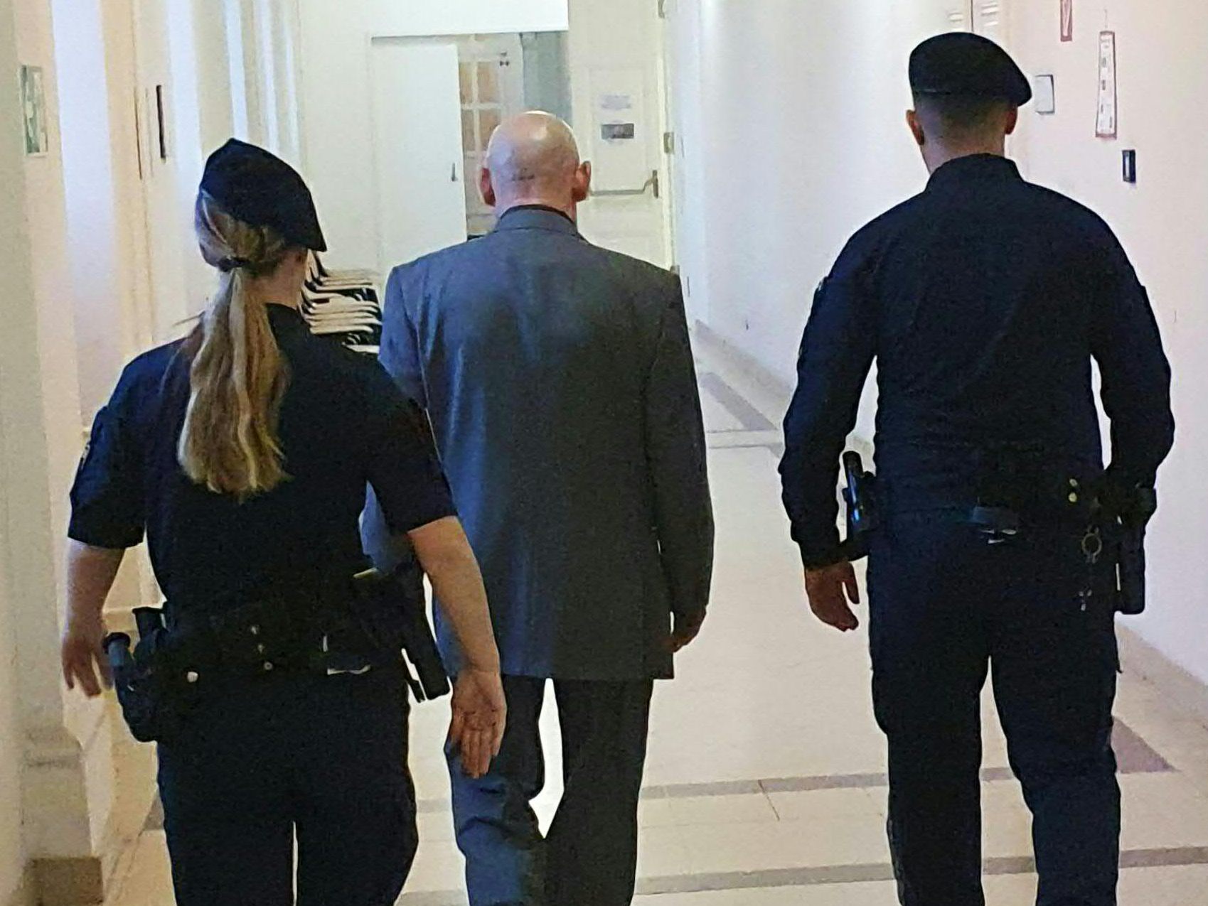 Der Mann wurde zu lebenslanger Haft verurteilt. Der Mann wurde zu lebenslanger Haft verurteilt.