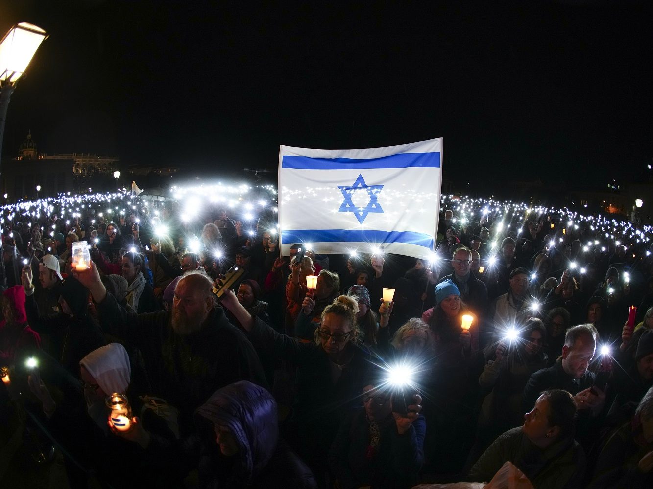 Tausende Teilnehmer bei Lichtermeer in Wien.