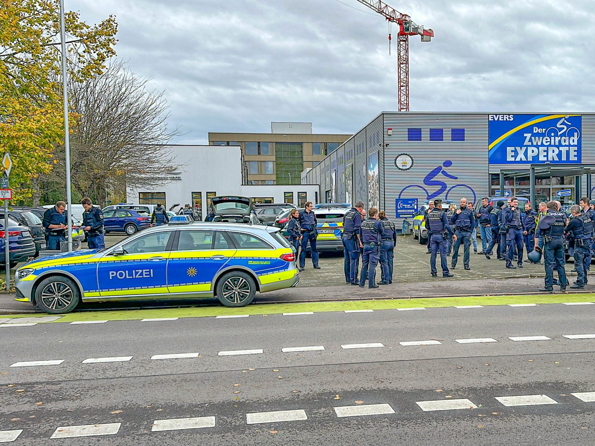 Bei einem Großeinsatz der Polizei an einer Schule ist ein Tatverdächtiger festgenommen worden.