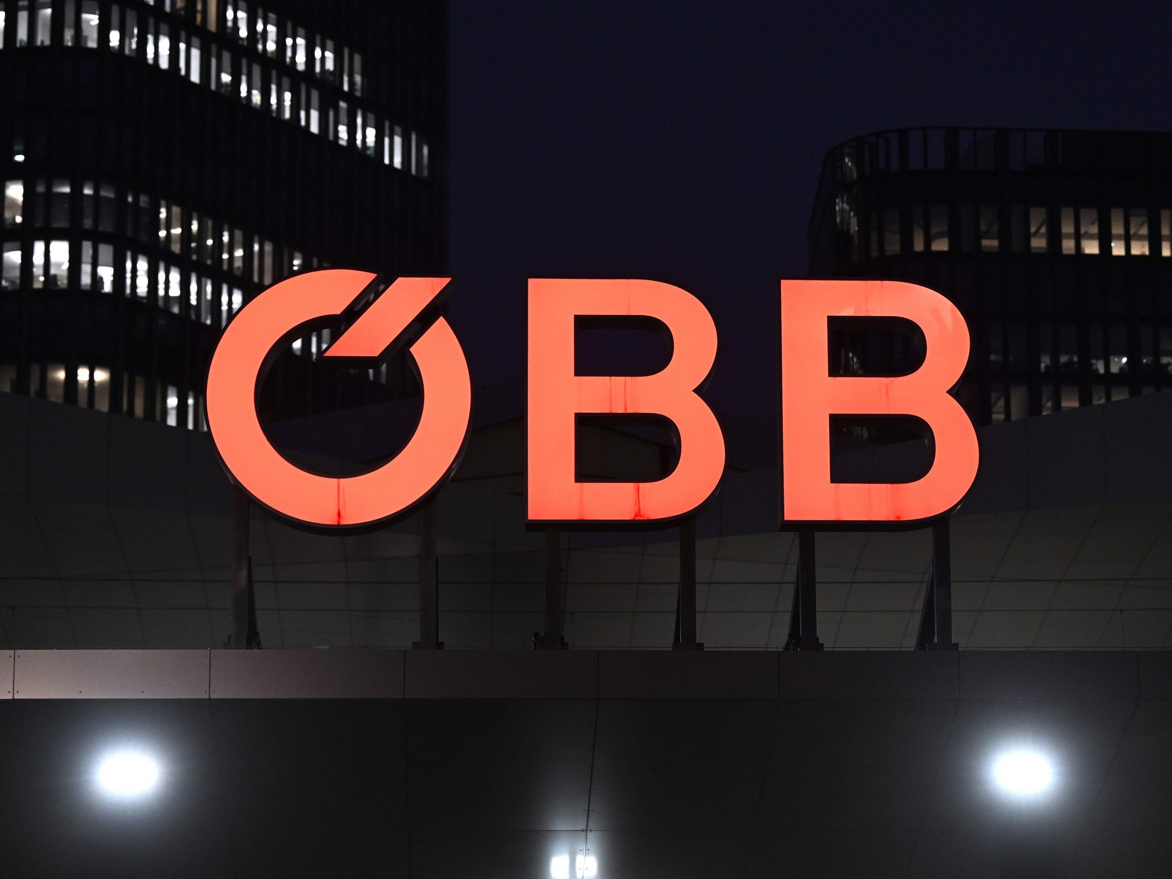 Wien verlängert den Verkehrsdienstevertrag mit der ÖBB. Wien verlängert den Verkehrsdienstevertrag mit der ÖBB.