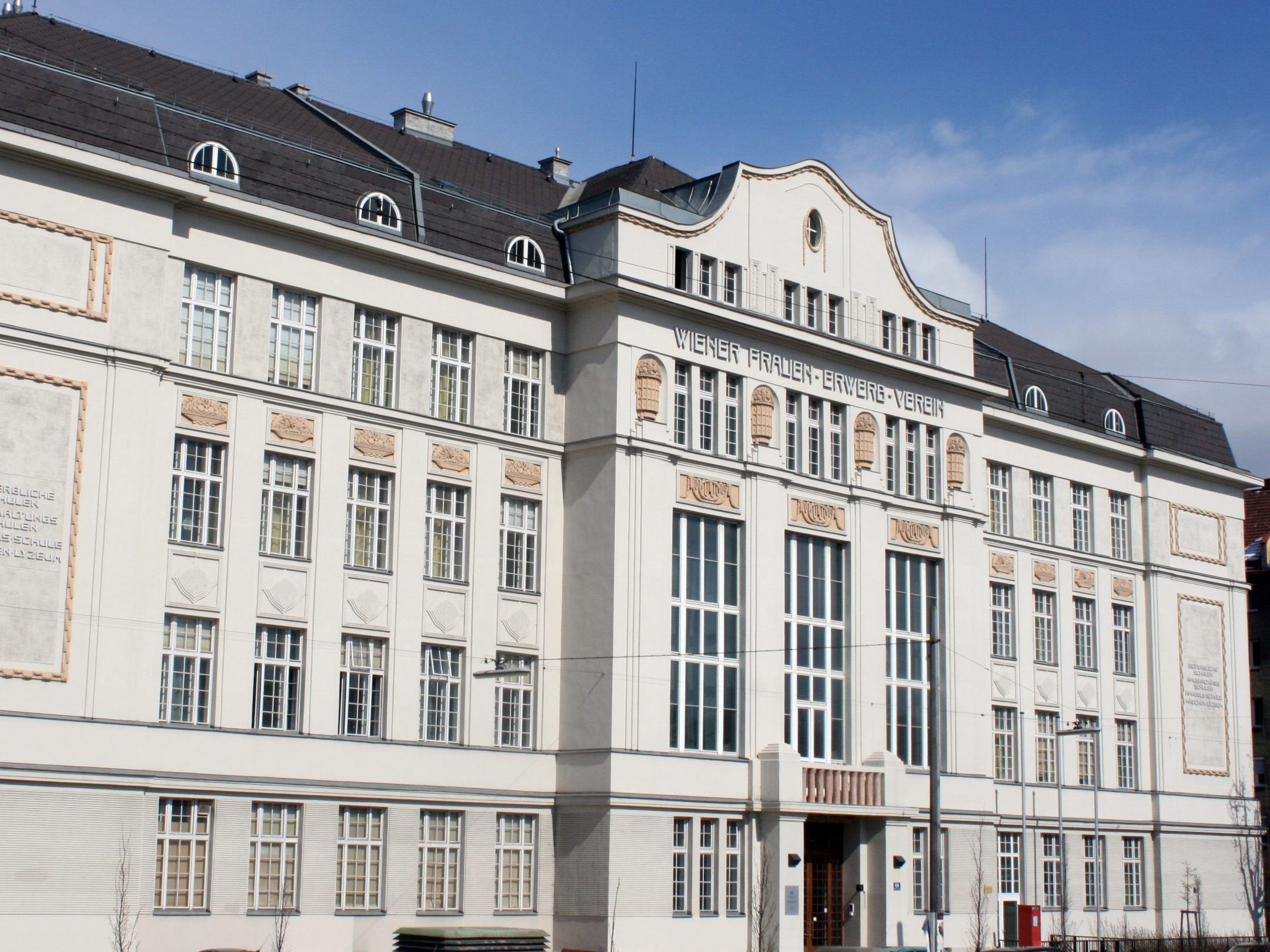 Die Frontansicht der Sir-Karl-Popper-Schule in Wien-Wieden. Die Popper-Schule ist in das öffentliche Wiedner Gymnasium integriert und wird als "Schulversuch für Hochbegabte" von der neunten bis zur zwölften Schulstufe geführt. Die Frontansicht der Sir-Karl-Popper-Schule in Wien-Wieden. Die Popper-Schule ist in das öffentliche Wiedner Gymnasium integriert und wird als "Schulversuch für Hochbegabte" von der neunten bis zur zwölften Schulstufe geführt.