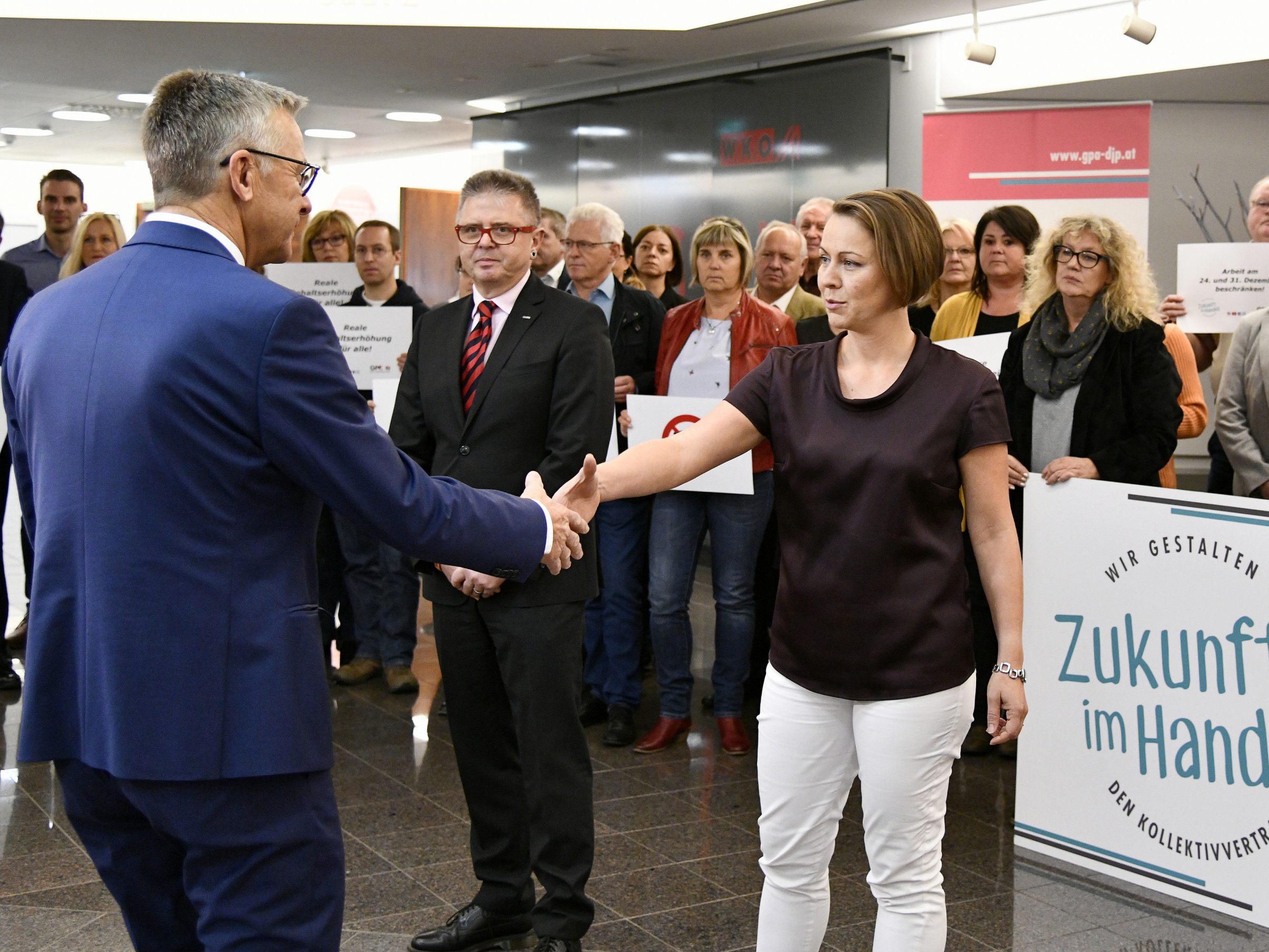 Die Arbeitnehmer wollen 11 Prozent mehr Geld, von der Unternehmerseite liegt noch kein Angebot vor. Die Arbeitnehmer wollen 11 Prozent mehr Geld, von der Unternehmerseite liegt noch kein Angebot vor.