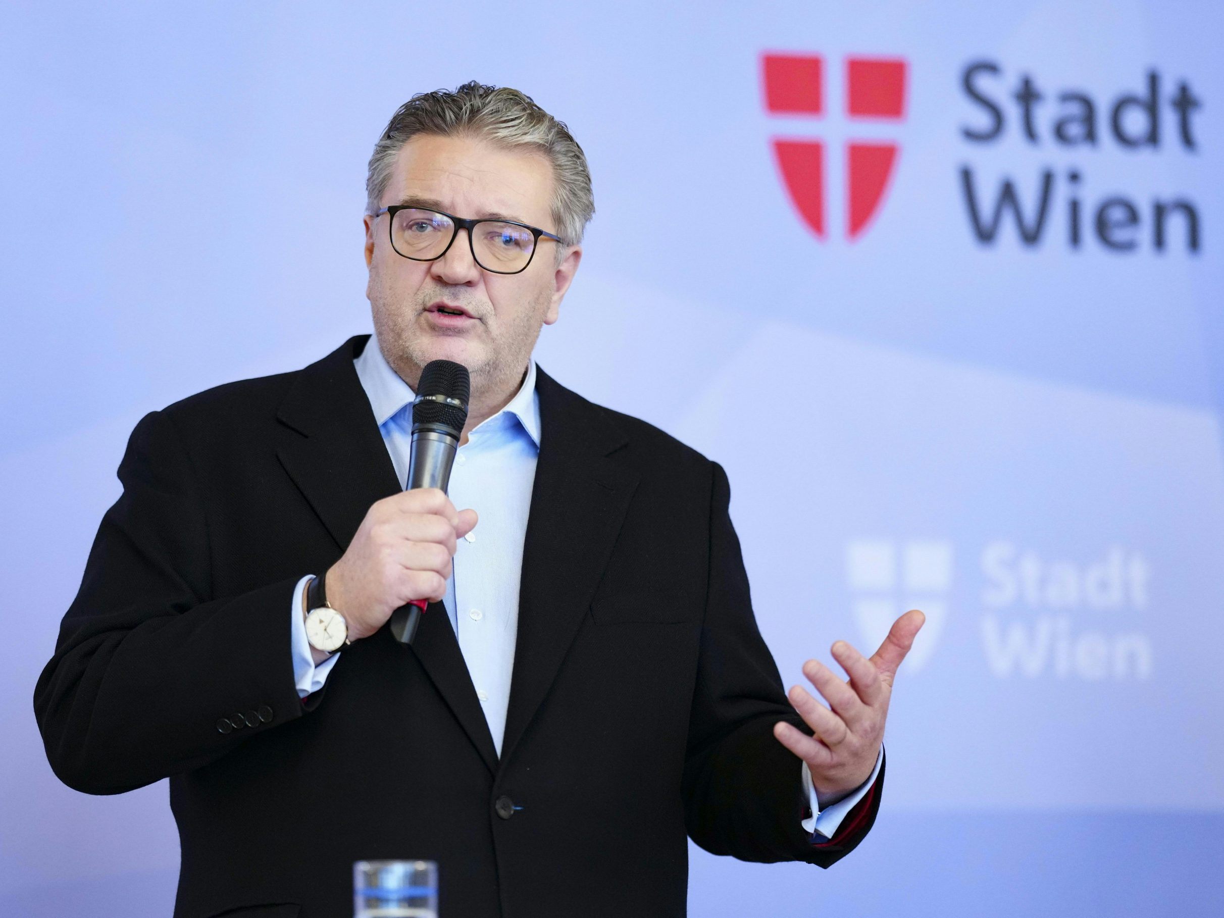 So rechnen die Wiener Spitalsärzte mit Gesundheitsstadtrat Peter Hacker (SPÖ) ab.