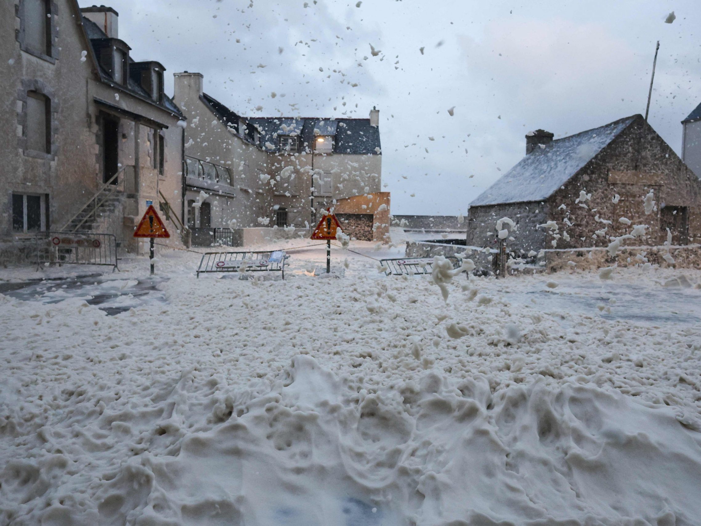 Dieses Foto zeigt Schaum auf den Straßen von Penmarc'h, im Westen Frankreichs, als der Sturm Ciaran die Region trifft. Dieses Foto zeigt Schaum auf den Straßen von Penmarc'h, im Westen Frankreichs, als der Sturm Ciaran die Region trifft.