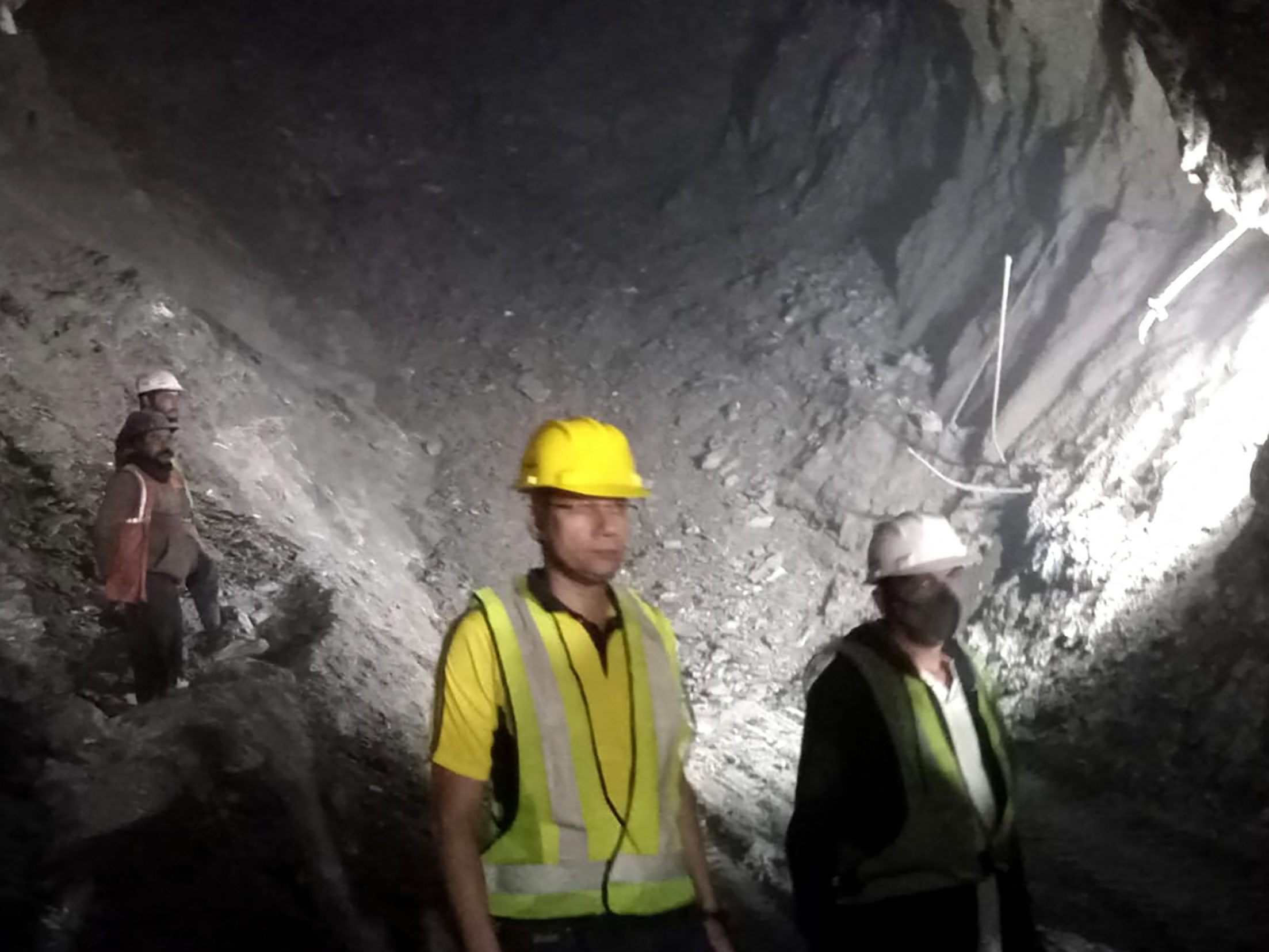 Rettung nach Tunnel-Einsturz in Indien dauert an - Arbeiter wohlauf.