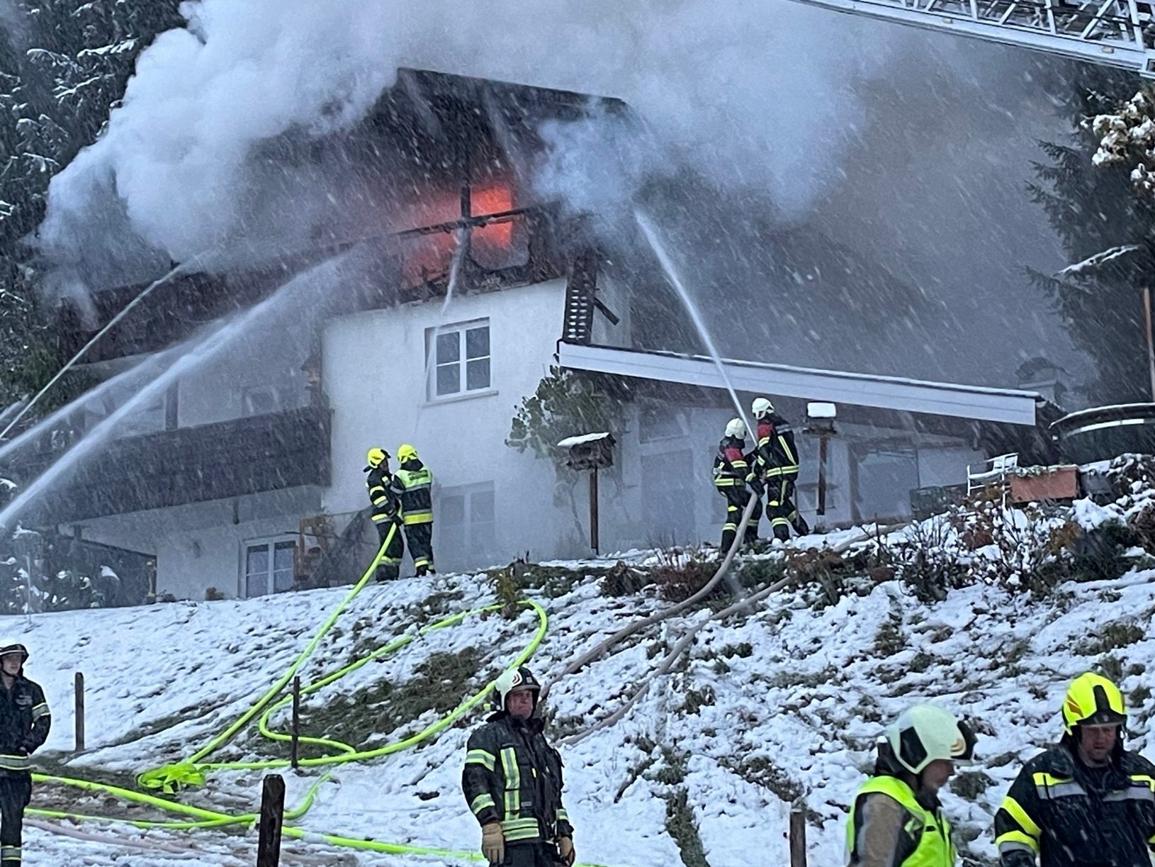 Die Feuerwehr bekämpft den Dachstuhlbrand.