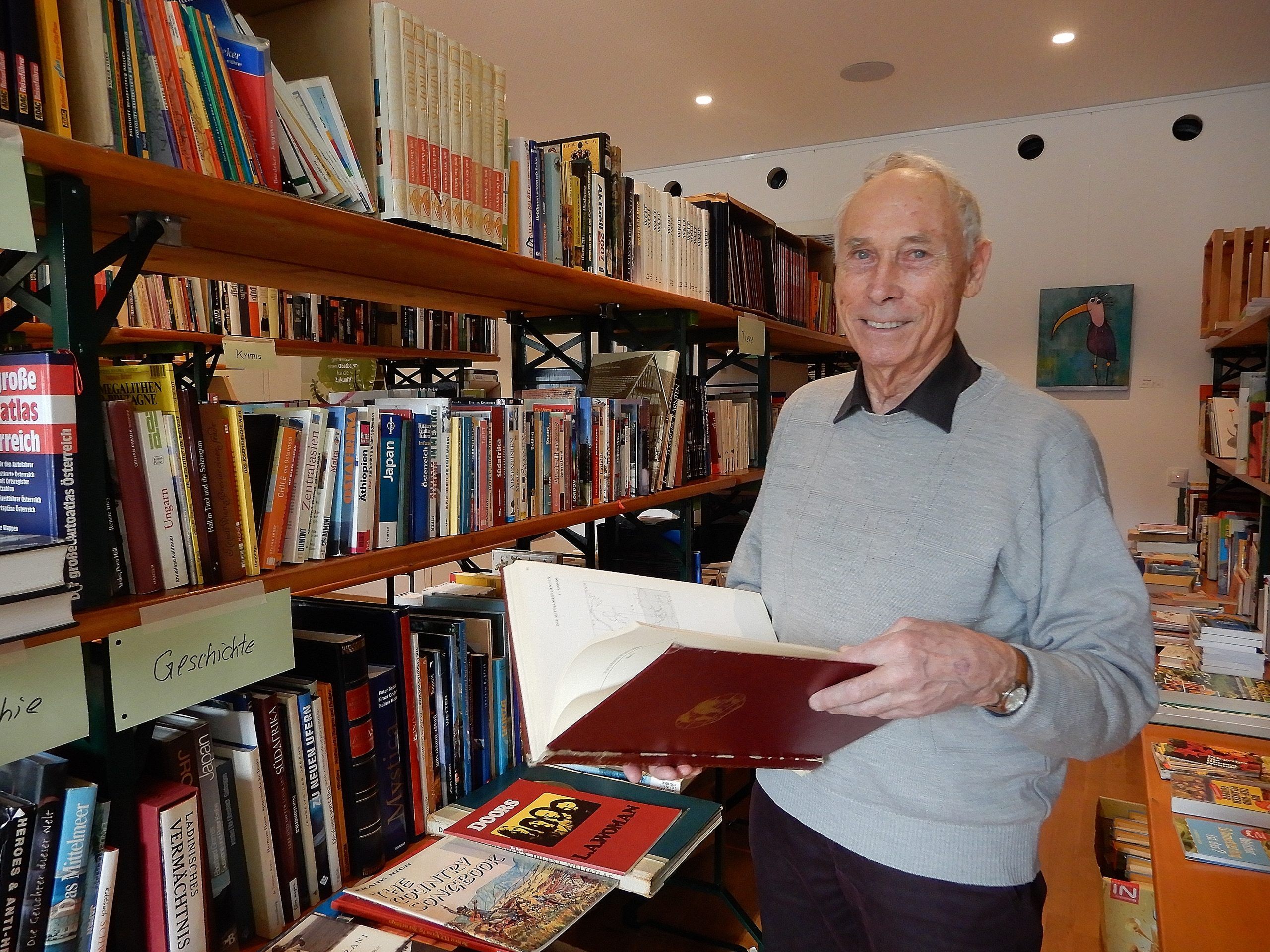 Uwe Bergmeister freut sich auf zahlreiches Publikum im Haus der Begegnung, auch beim Bücherflohmarkt beim diesjährigen Adventmarkt. Uwe Bergmeister freut sich auf zahlreiches Publikum im Haus der Begegnung, auch beim Bücherflohmarkt beim diesjährigen Adventmarkt.