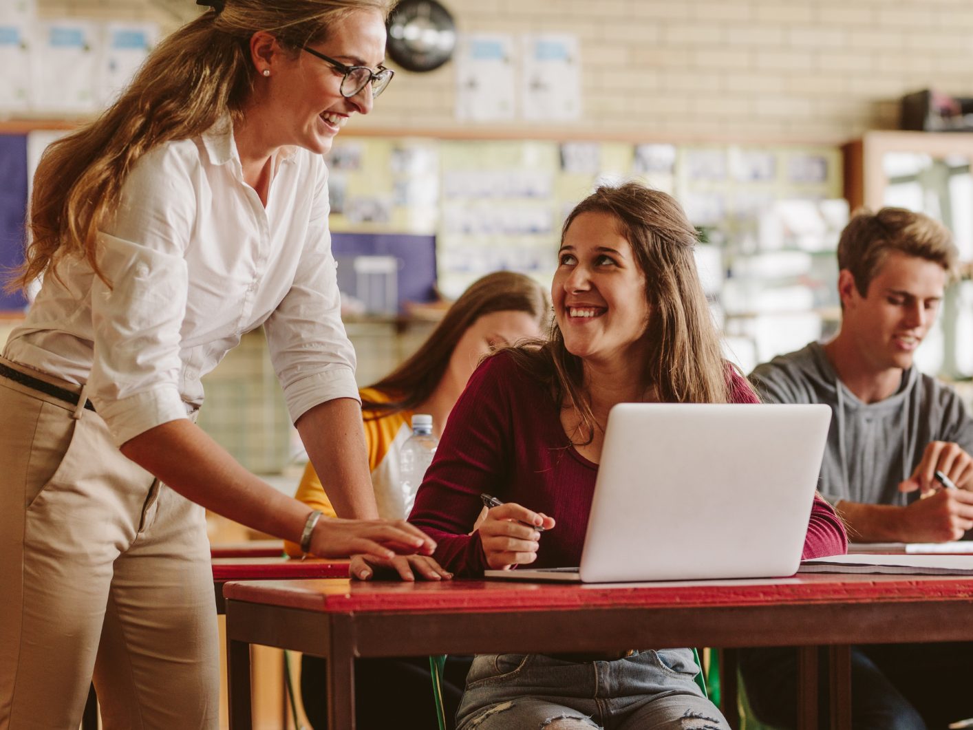 Die Anzahl der Lehrer-Überstunden ist zurückgegangen. Die Anzahl der Lehrer-Überstunden ist zurückgegangen.
