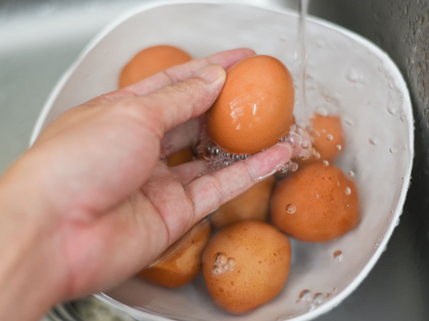 Eier abschrecken bringt überhaupt nichts. Eier abschrecken bringt überhaupt nichts.