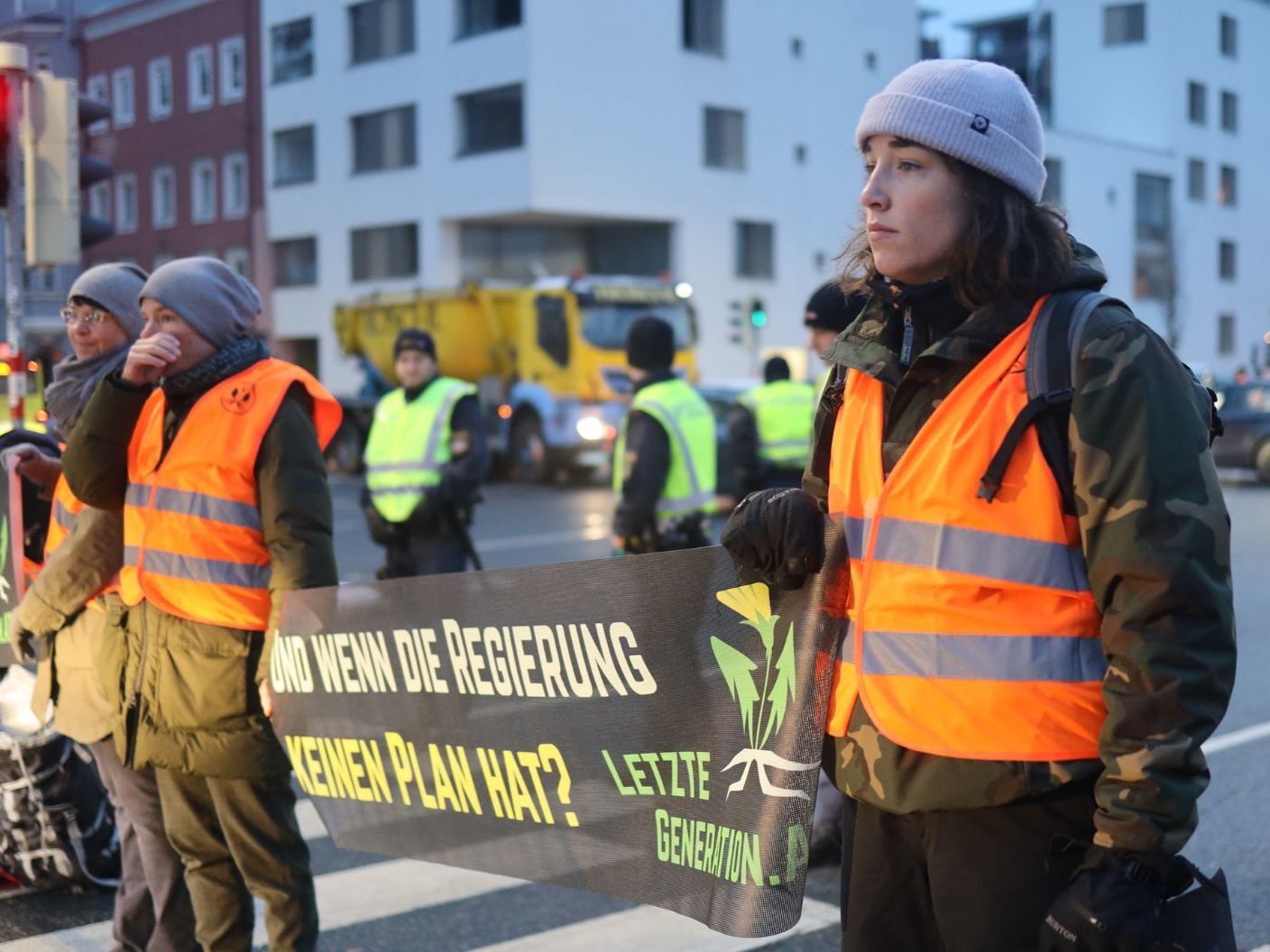 Aktivisten der "Letzten Generation" sorgten Dienstagfrüh in Innsbruck für Staus.