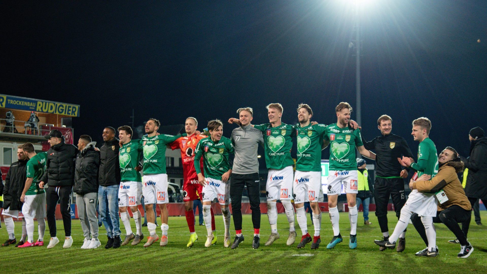Der Heimsieg im Cup-Halbfinale 2020 wurde ausgiebig gefeiert. Der Heimsieg im Cup-Halbfinale 2020 wurde ausgiebig gefeiert.