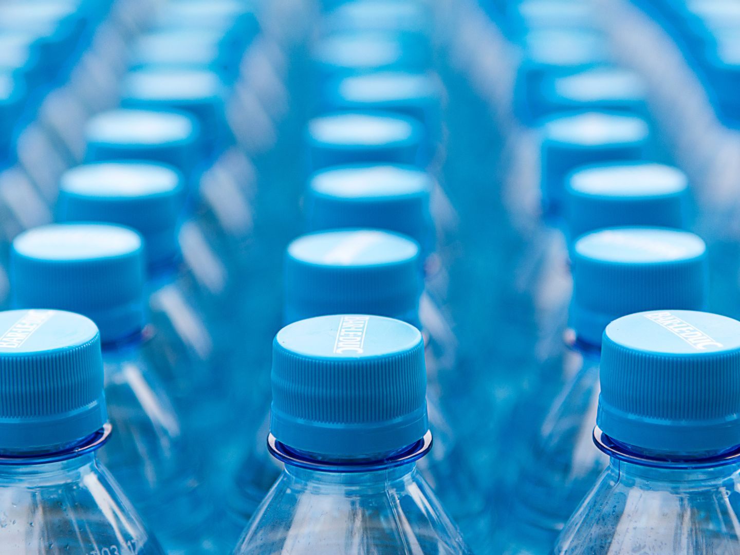 Der VKI richtet sich an die EU, um irreführende Aussagen bezüglich des Recyclings von Plastikflaschen zu verhindern. Der VKI richtet sich an die EU, um irreführende Aussagen bezüglich des Recyclings von Plastikflaschen zu verhindern.