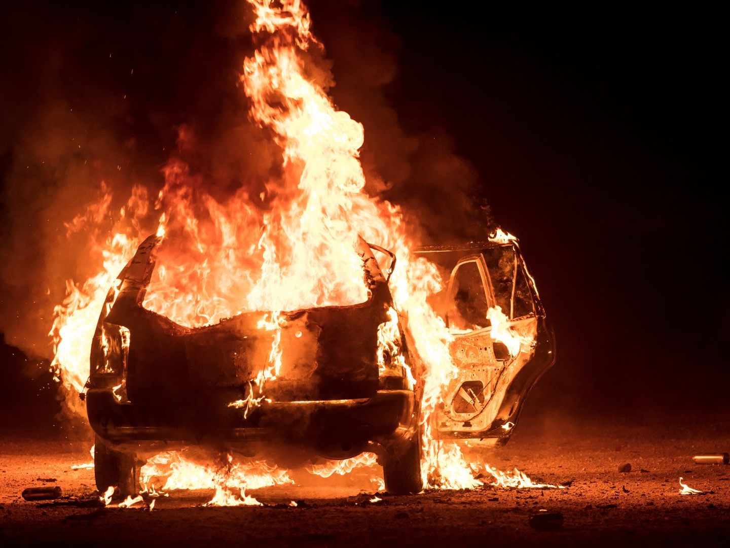 Der Wiener wurde nackt, verletzt und betrunken in der Nähe eines brennenden Autos gefunden.