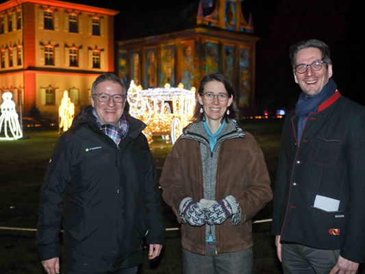 Premierenfeier Christmas Garden auf der Insel Mainau. V.l.n.r. Christian Doll (Geschäftsführer C2 CONCERTS GmbH), Bettina Gräfin Bernadotte und Björn Graf Bernadotte (Geschäftsführung Mainau GmbH) Premierenfeier Christmas Garden auf der Insel Mainau. V.l.n.r. Christian Doll (Geschäftsführer C2 CONCERTS GmbH), Bettina Gräfin Bernadotte und Björn Graf Bernadotte (Geschäftsführung Mainau GmbH)