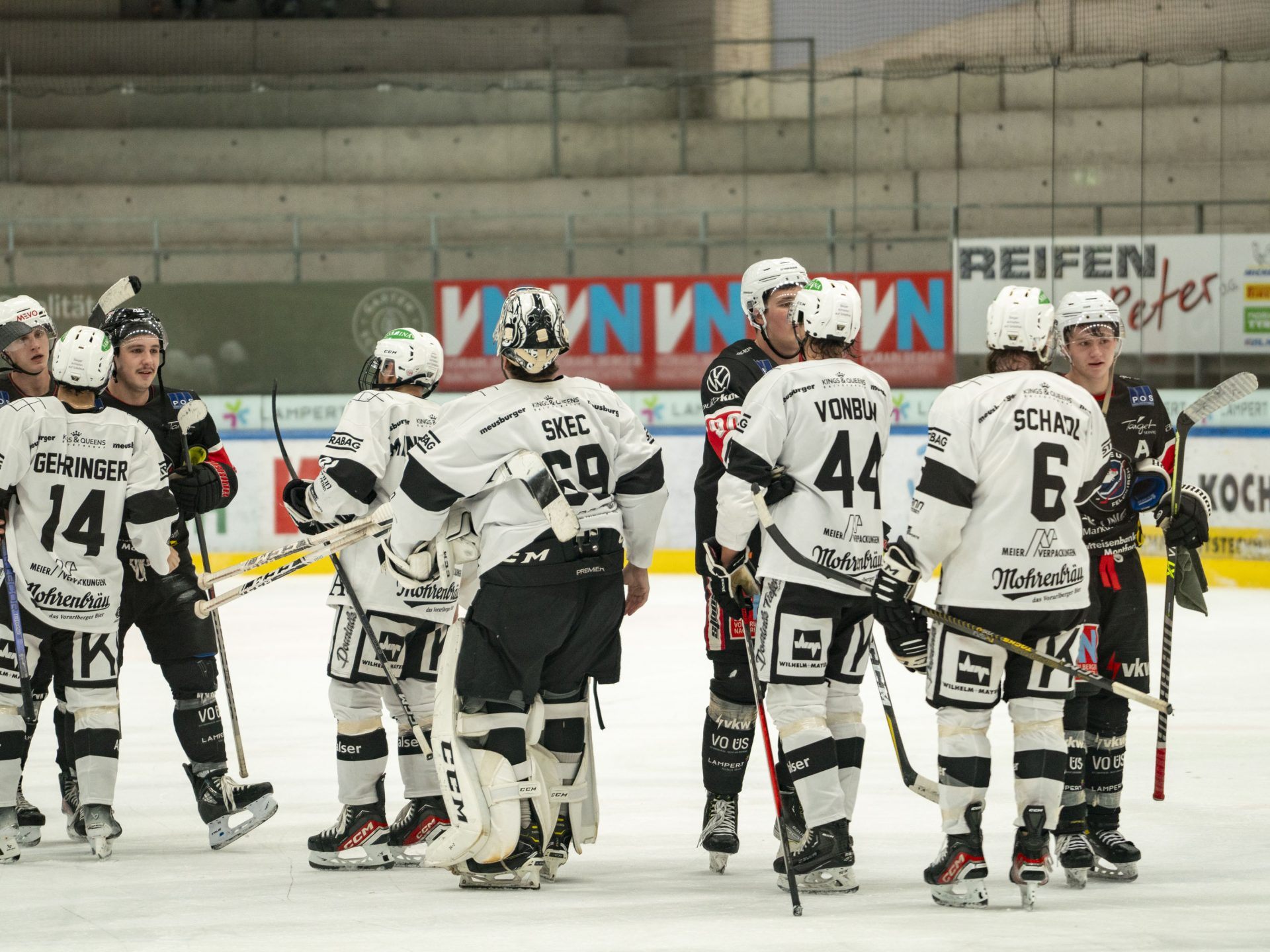 Am vergangenen Donnerstag feierten die Ems-Cracks in Feldkirch einen souveränen 7:4-Derbyerfolg Am vergangenen Donnerstag feierten die Ems-Cracks in Feldkirch einen souveränen 7:4-Derbyerfolg