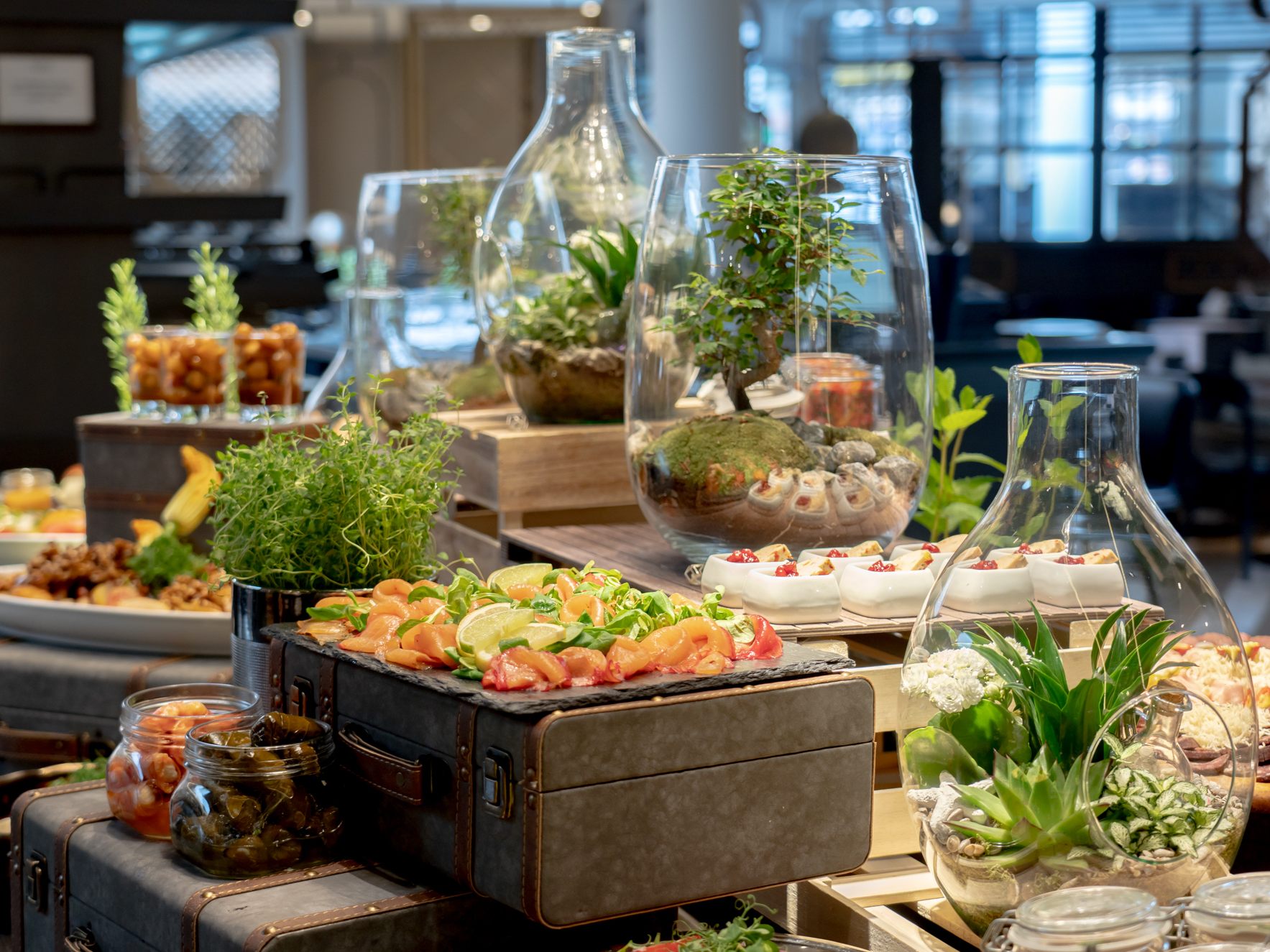 Es wird zum "Gansl & Roses"-Wunderbrunch ins Renaissance Wien Hotel geladen.