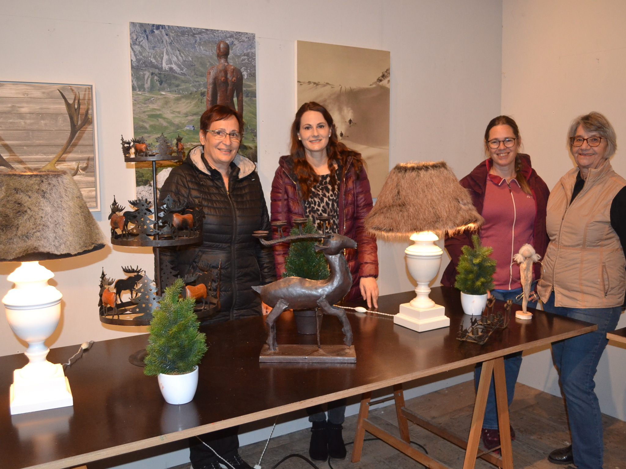 Der Verein „Stern der Hoffnung“ – hier Maria und Sonja Maier, Susanne Seeberger sowie Elisabeth Marte – organisiert einen Benefizbasar. Der Verein „Stern der Hoffnung“ – hier Maria und Sonja Maier, Susanne Seeberger sowie Elisabeth Marte – organisiert einen Benefizbasar.