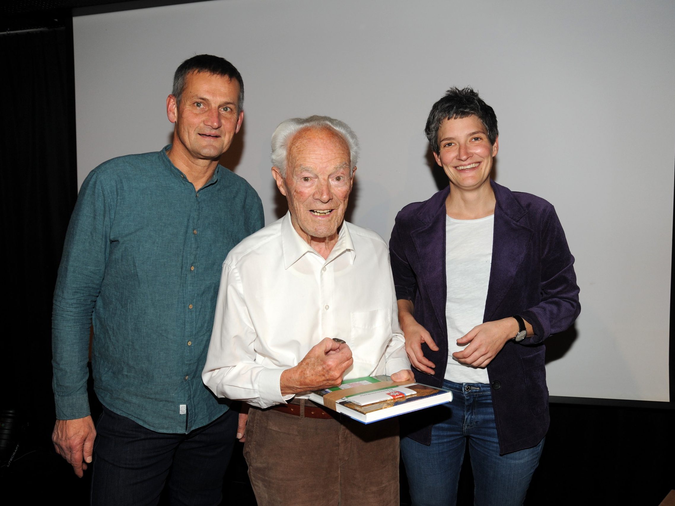 Für 80 Jahre Vereinsmitgliedschaft ließ man Walter Rümmele (95) bei der Jahreshauptversammlung hochleben. Für 80 Jahre Vereinsmitgliedschaft ließ man Walter Rümmele (95) bei der Jahreshauptversammlung hochleben.