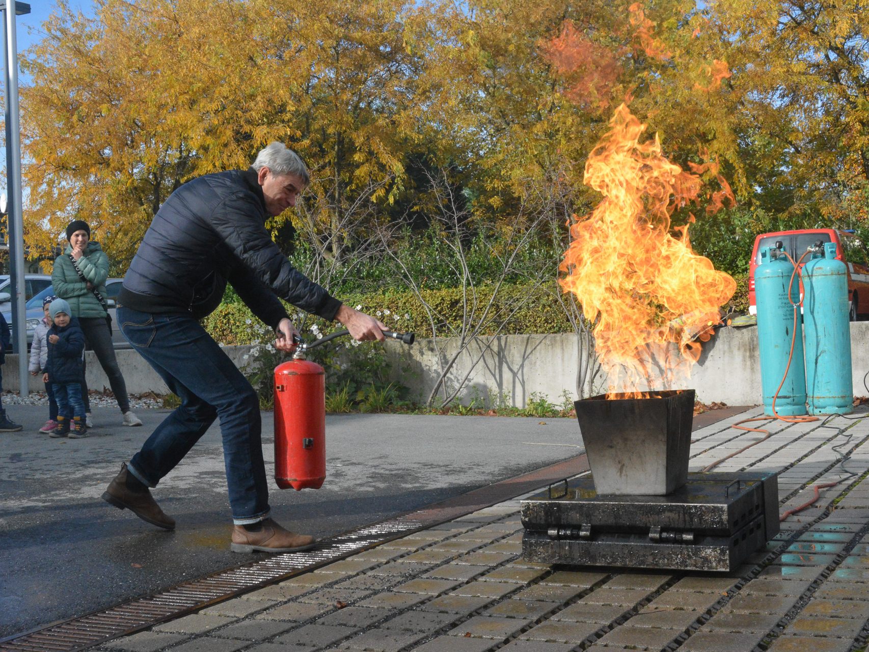 Bei der diesjährigen Feuerlöscherüberprüfung durfte auch selber Feuer gelöscht werden. Bei der diesjährigen Feuerlöscherüberprüfung durfte auch selber Feuer gelöscht werden.