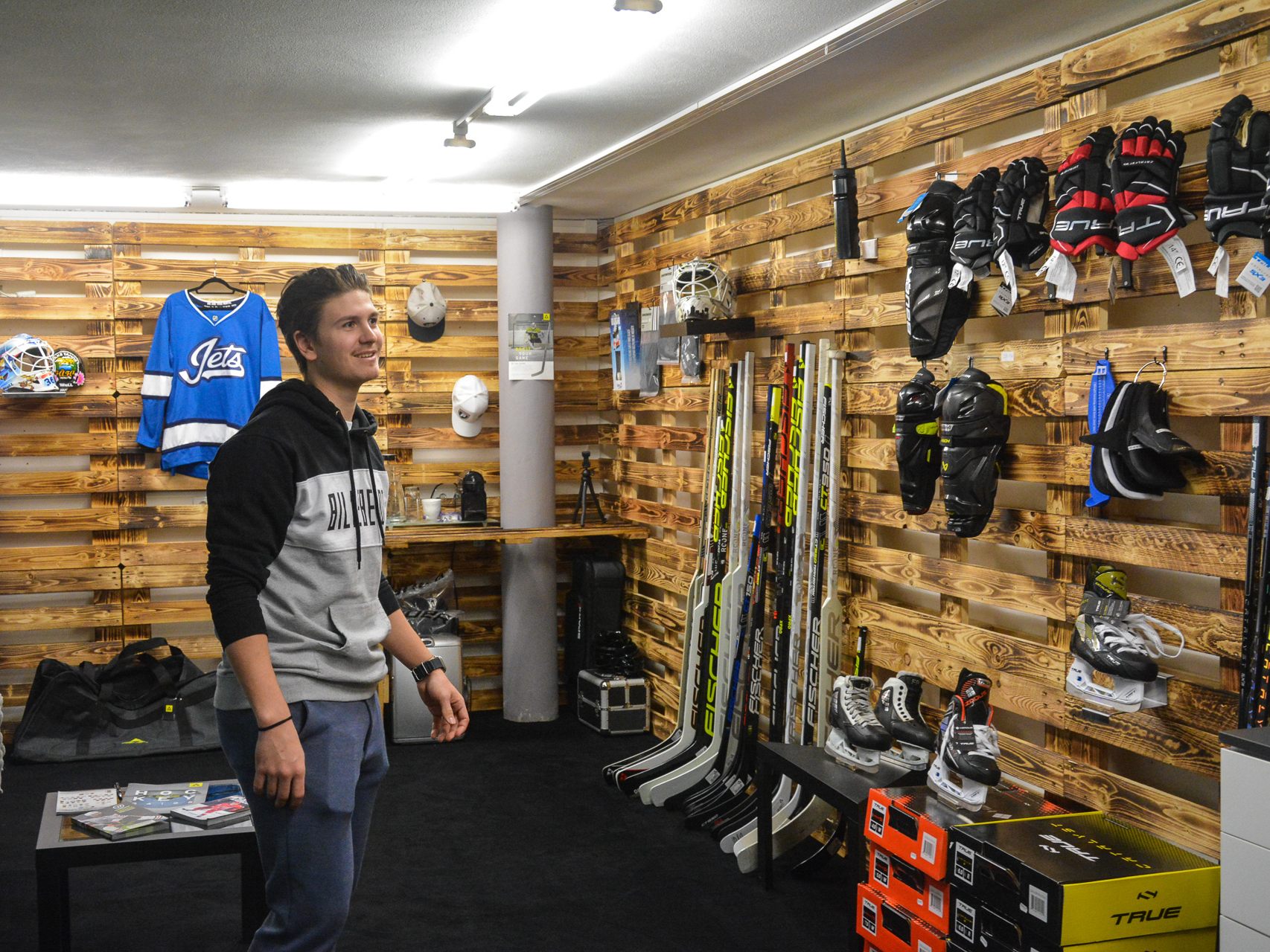 Der junge Eishockey-Torhüter Fabian Pozzera hat im Oktober das Eishockey-Geschäft Fafa's Hockeybarn in Lustenau eröffnet.
