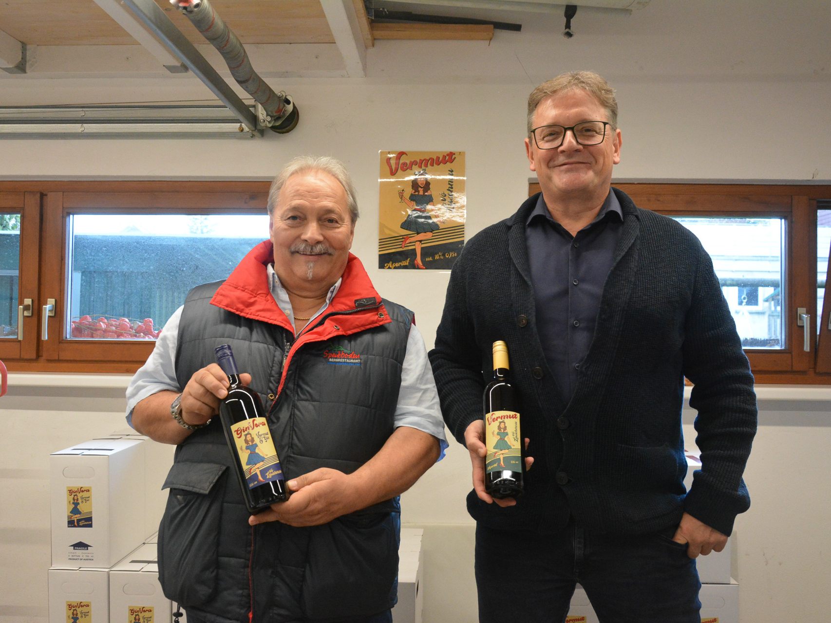 Die Lustenauer Peter Sperger (links) und Rainer Nothelfer (rechts)  haben einen eigenen Luschnou Vermut auf den Markt gebracht. Gebraut wird voerst noch in der Garage.
