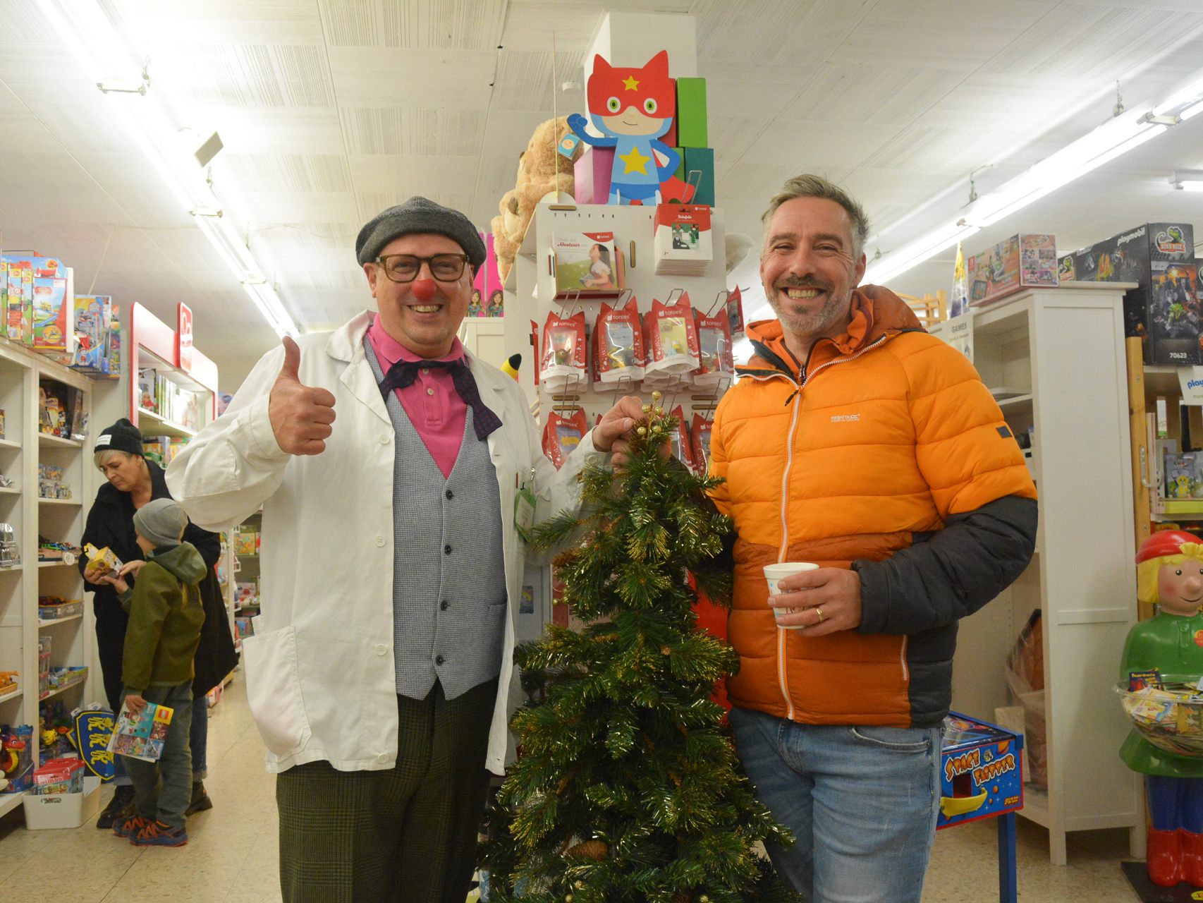 Pinoccio-Chef Alexander Schranz (rechts) sammelte am langen Einkaufsabend Spenden für die CliniClowns. Dr. Toll-Patsch (links) war als Clown vor Ort. Pinoccio-Chef Alexander Schranz (rechts) sammelte am langen Einkaufsabend Spenden für die CliniClowns. Dr. Toll-Patsch (links) war als Clown vor Ort.