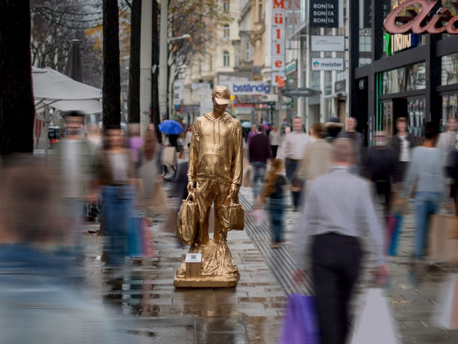 "Der Letzte Konsument" ist auf der Wiener Mariahilfer Straße zu sehen.