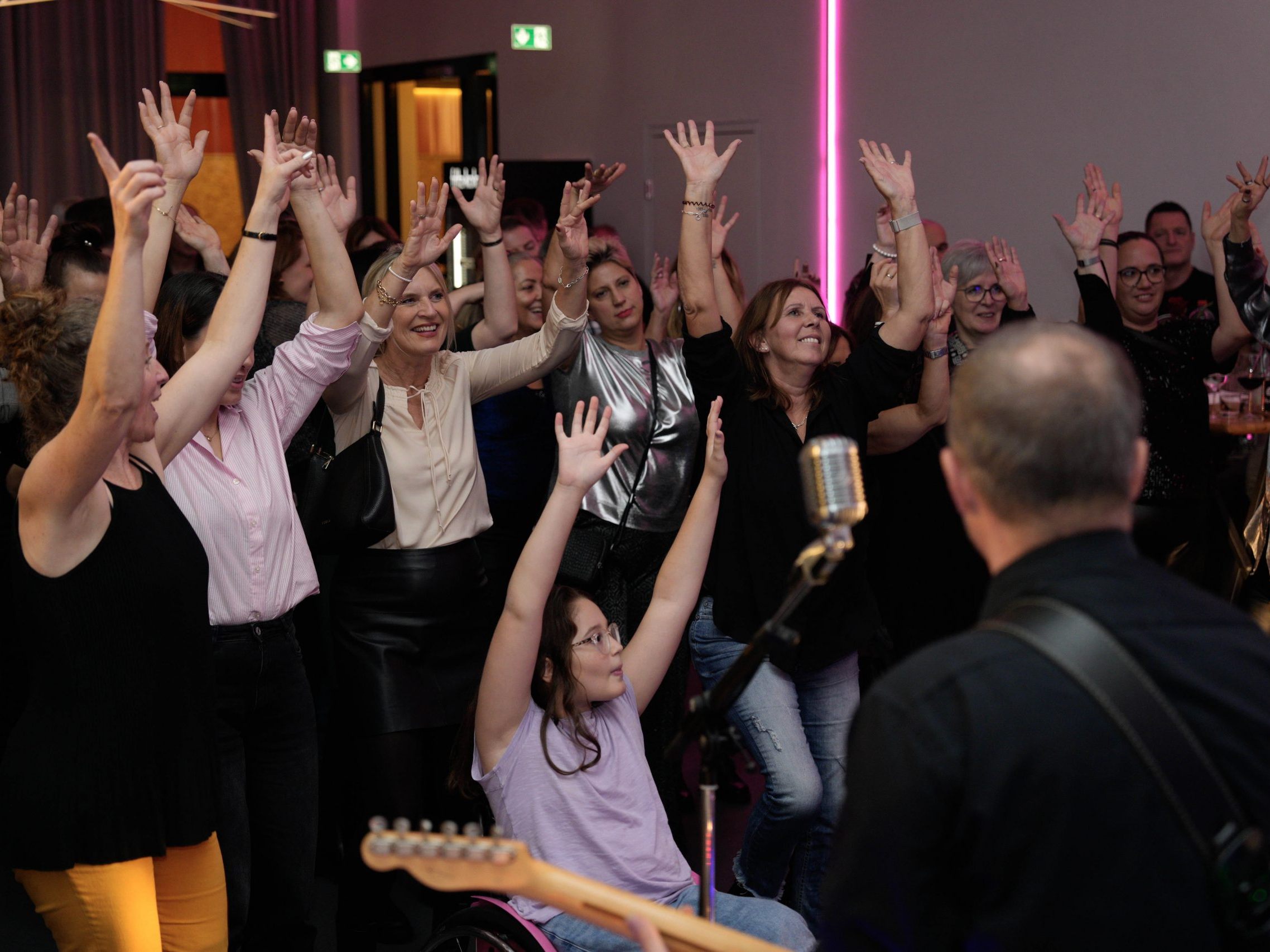 The Rubberneckers veranstalteten ein Charity-Konzert für die zehnjährige Aurora, um ihr eine kostenintensive Bewegungstherapie ermöglichen zu können.