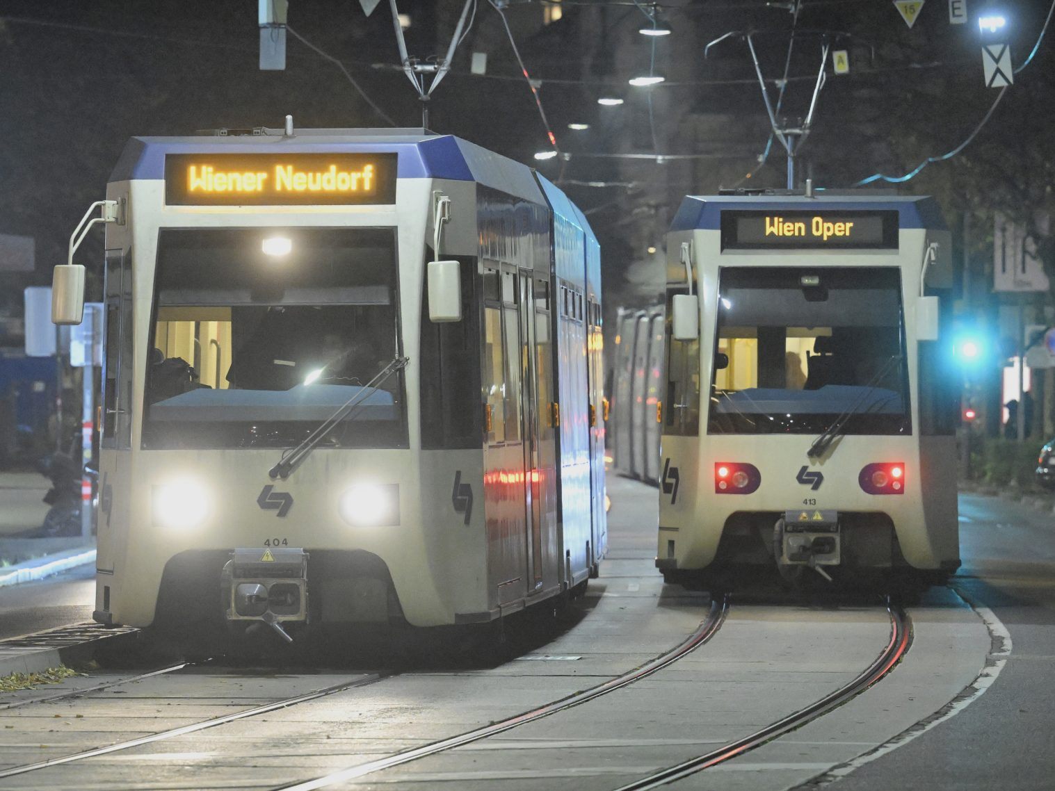 Die Badner Bahn fährt künftig am Wochenende auch in der Nacht. Die Badner Bahn fährt künftig am Wochenende auch in der Nacht.