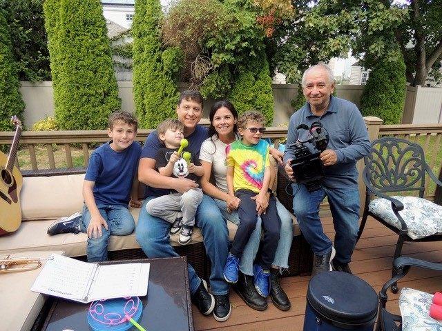 Ellas Familie mit Filmemacher Niko Mylonas. Ellas Familie mit Filmemacher Niko Mylonas.