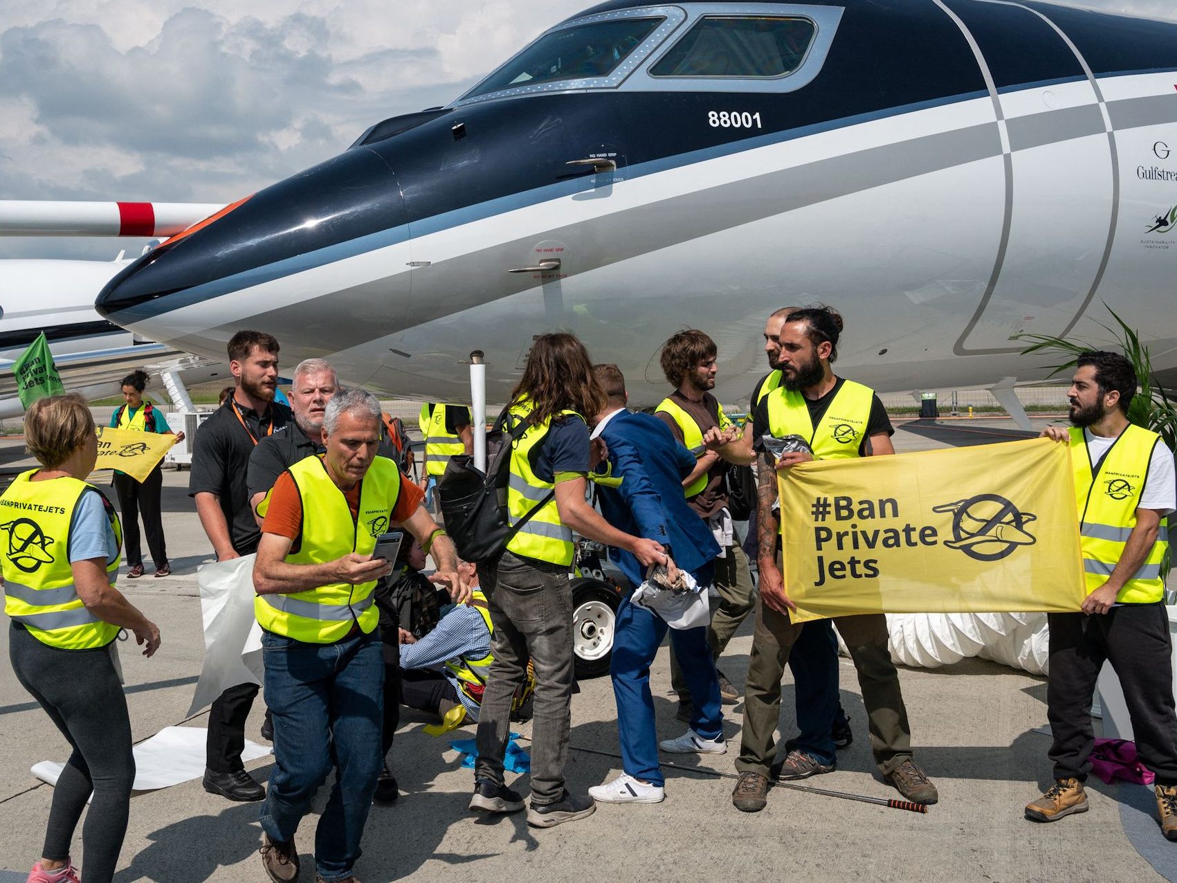 Klima-Aktivisten bei einer Protest-Aktion gegen Privatjets am Flughafen Genf im Mai 2023. Klima-Aktivisten bei einer Protest-Aktion gegen Privatjets am Flughafen Genf im Mai 2023.