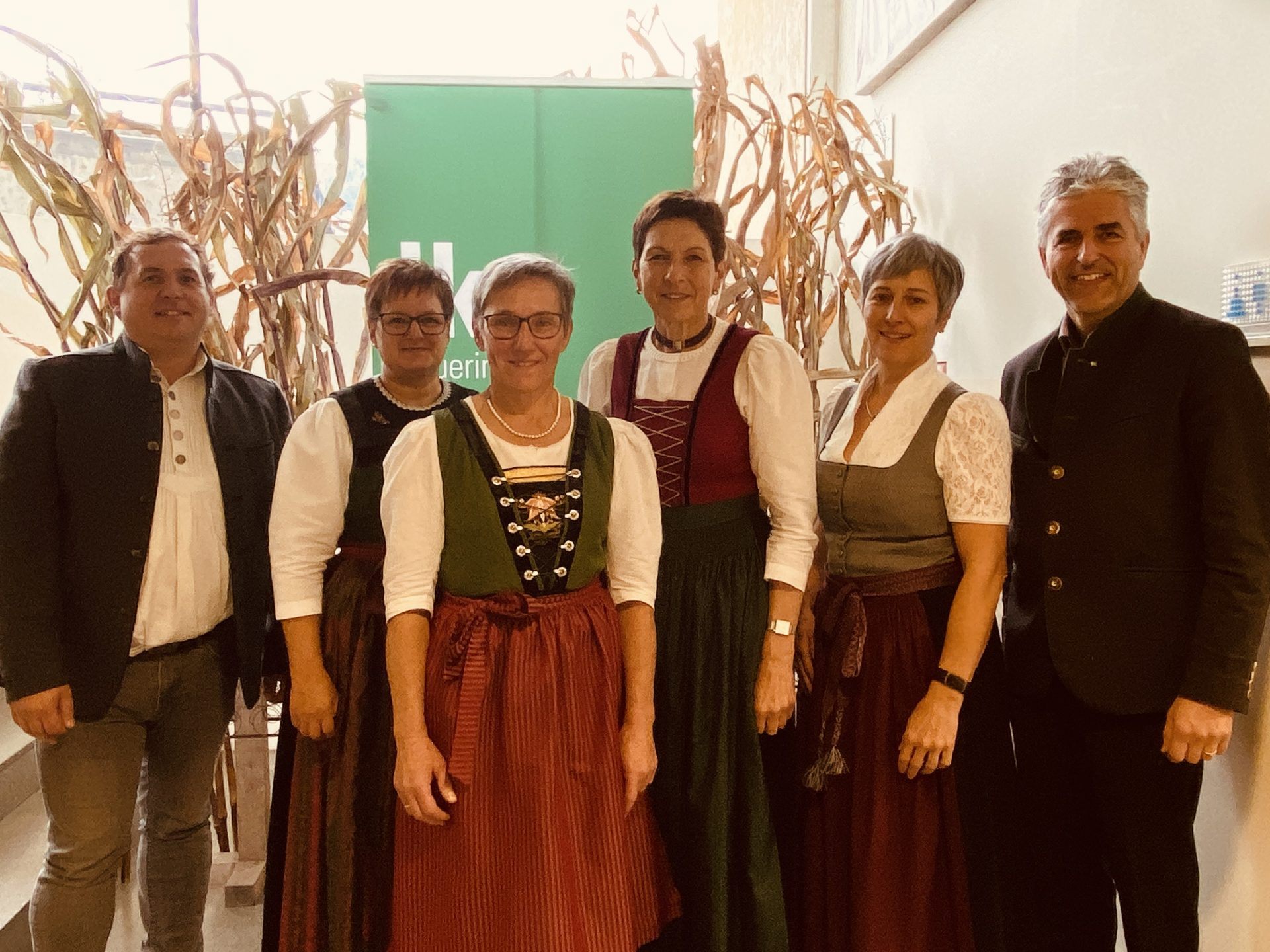 Bürgermeister Andreas Dobler, Karin Amann, Andrea Erhart, Landesbäuerin Andrea Schwarzmann, Elisabeth Amann, LK-Direktor Stefan Simma. Bürgermeister Andreas Dobler, Karin Amann, Andrea Erhart, Landesbäuerin Andrea Schwarzmann, Elisabeth Amann, LK-Direktor Stefan Simma.