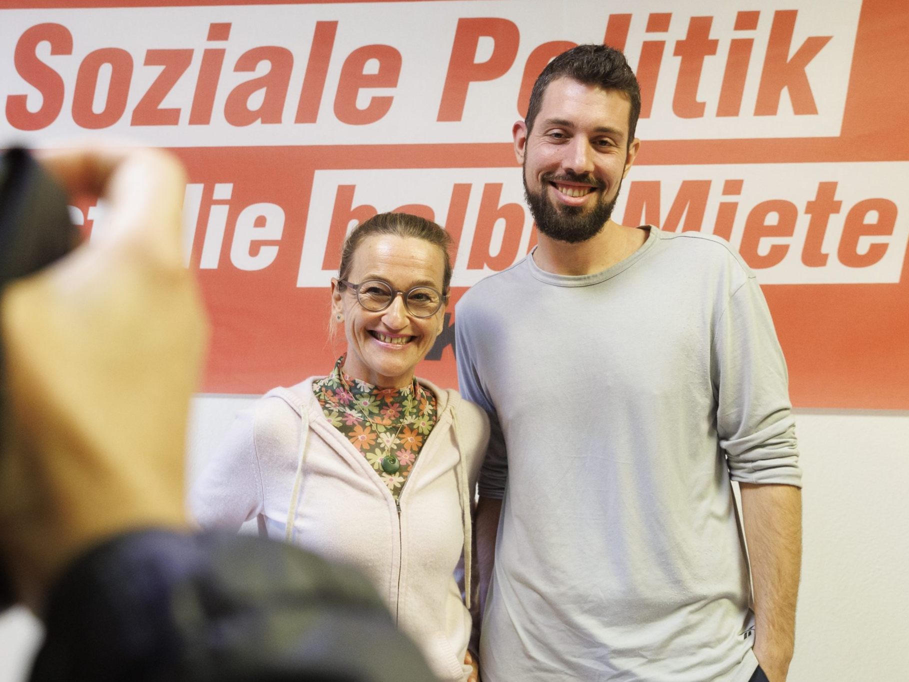 Tobias Schweiger und Bettina Prochaska als Wahlkampfspitze der KPÖ. Tobias Schweiger und Bettina Prochaska als Wahlkampfspitze der KPÖ.