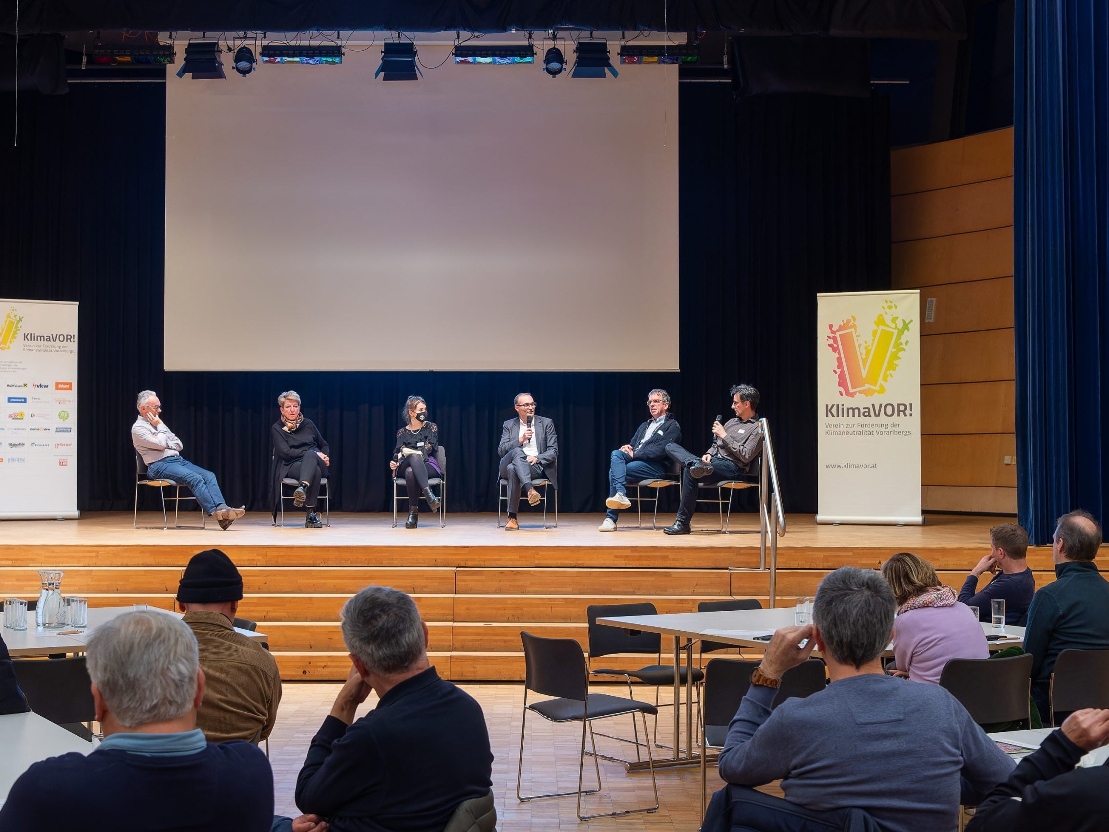 Christof Drexel (Obmann KlimaVOR!) diskutierte mit Jutta Waltl (Psychotherapeutin), Marina Hagen-Canaval (Aktivistin Letzte Generation) und Johannes Hämmerle (Vorstandsdirektor Sparkasse Bregenz) über die Bedeutung der inneren Haltung als Triebfeder für den Klimaschutz. Christof Drexel (Obmann KlimaVOR!) diskutierte mit Jutta Waltl (Psychotherapeutin), Marina Hagen-Canaval (Aktivistin Letzte Generation) und Johannes Hämmerle (Vorstandsdirektor Sparkasse Bregenz) über die Bedeutung der inneren Haltung als Triebfeder für den Klimaschutz.